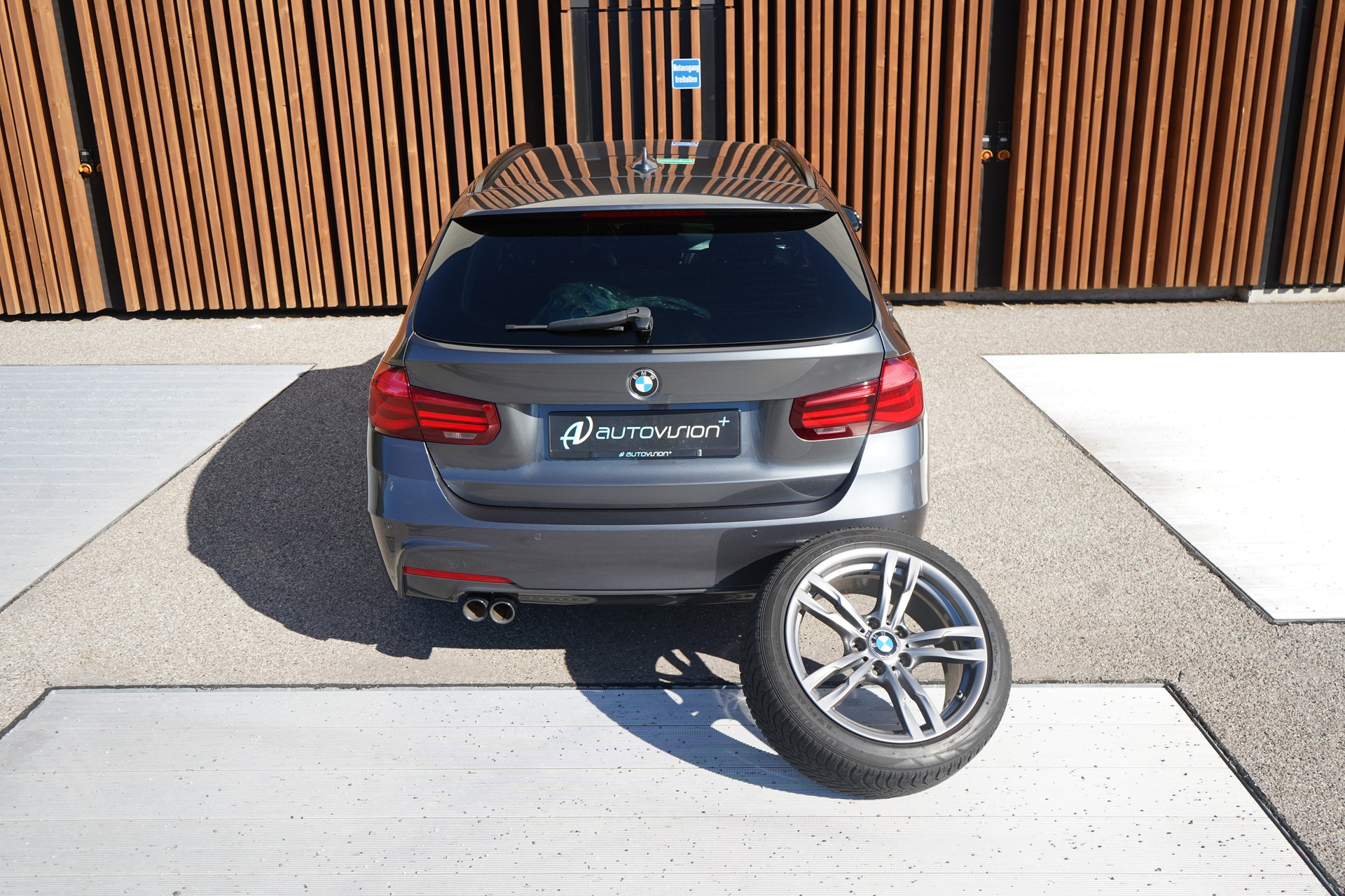 BMW 320i xDRIVE TOURING EDITION M SPORT STEPTRONIC l 184 PS-image-16