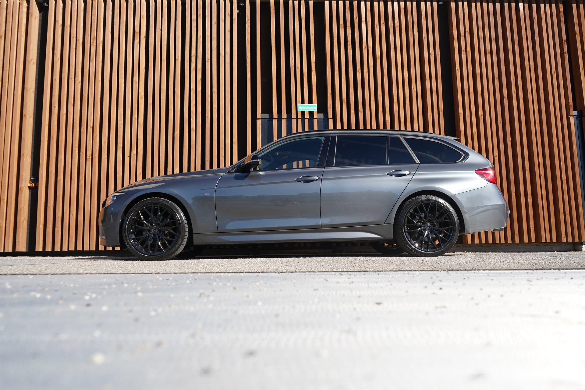 BMW 320i xDRIVE TOURING EDITION M SPORT STEPTRONIC l 184 PS-showroom-element-1
