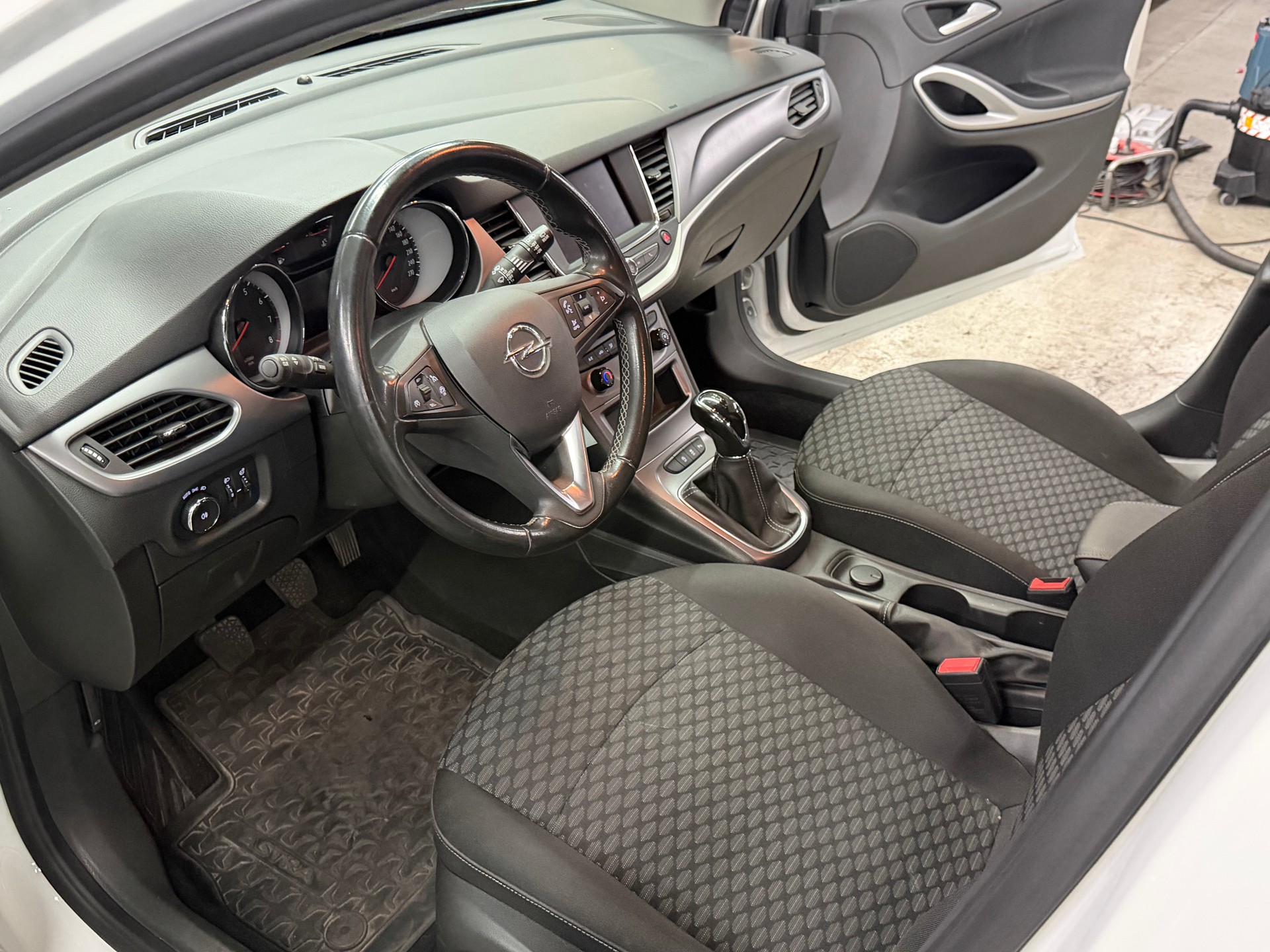 OPEL Astra Sports Tourer 1.2i Turbo Edition-image-12