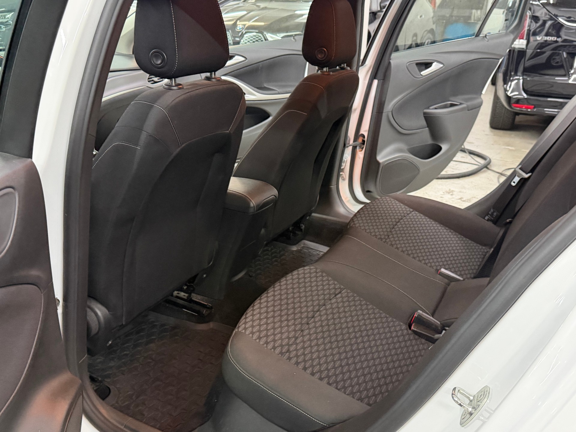 OPEL Astra Sports Tourer 1.2i Turbo Edition-image-10