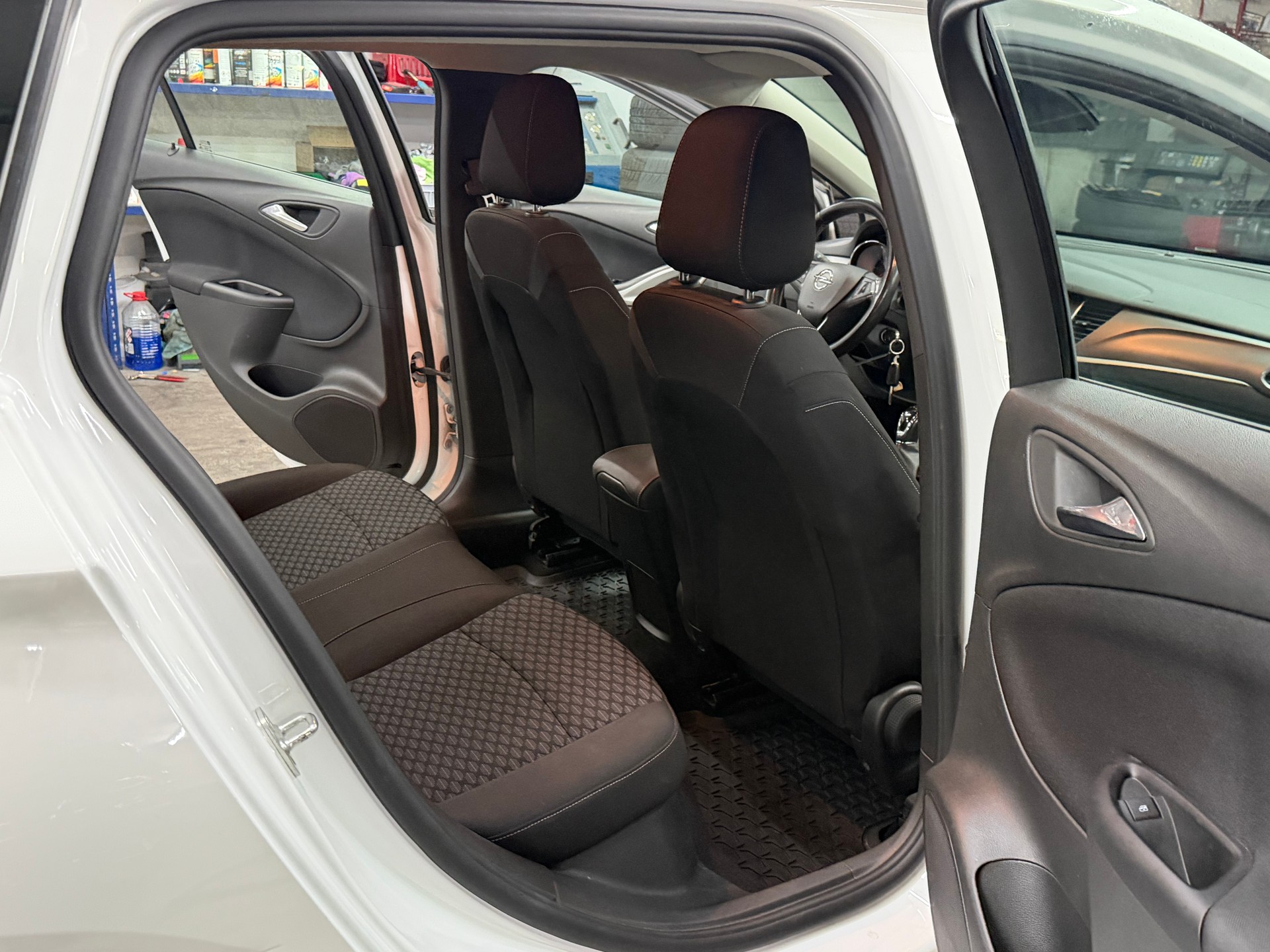 OPEL Astra Sports Tourer 1.2i Turbo Edition-image-8