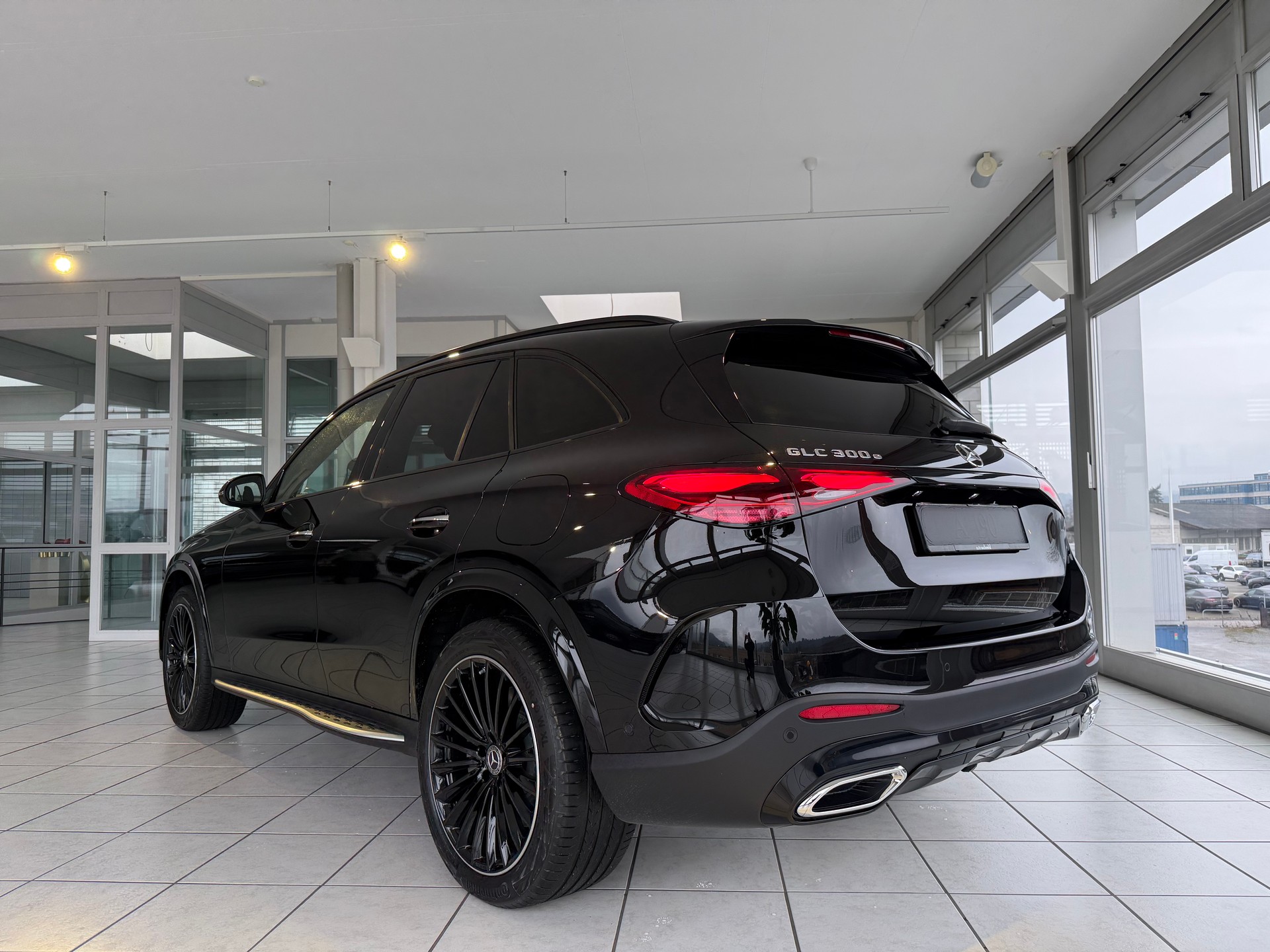 MERCEDES-BENZ GLC 300 e 4MATIC EQ Star-showroom-element-2