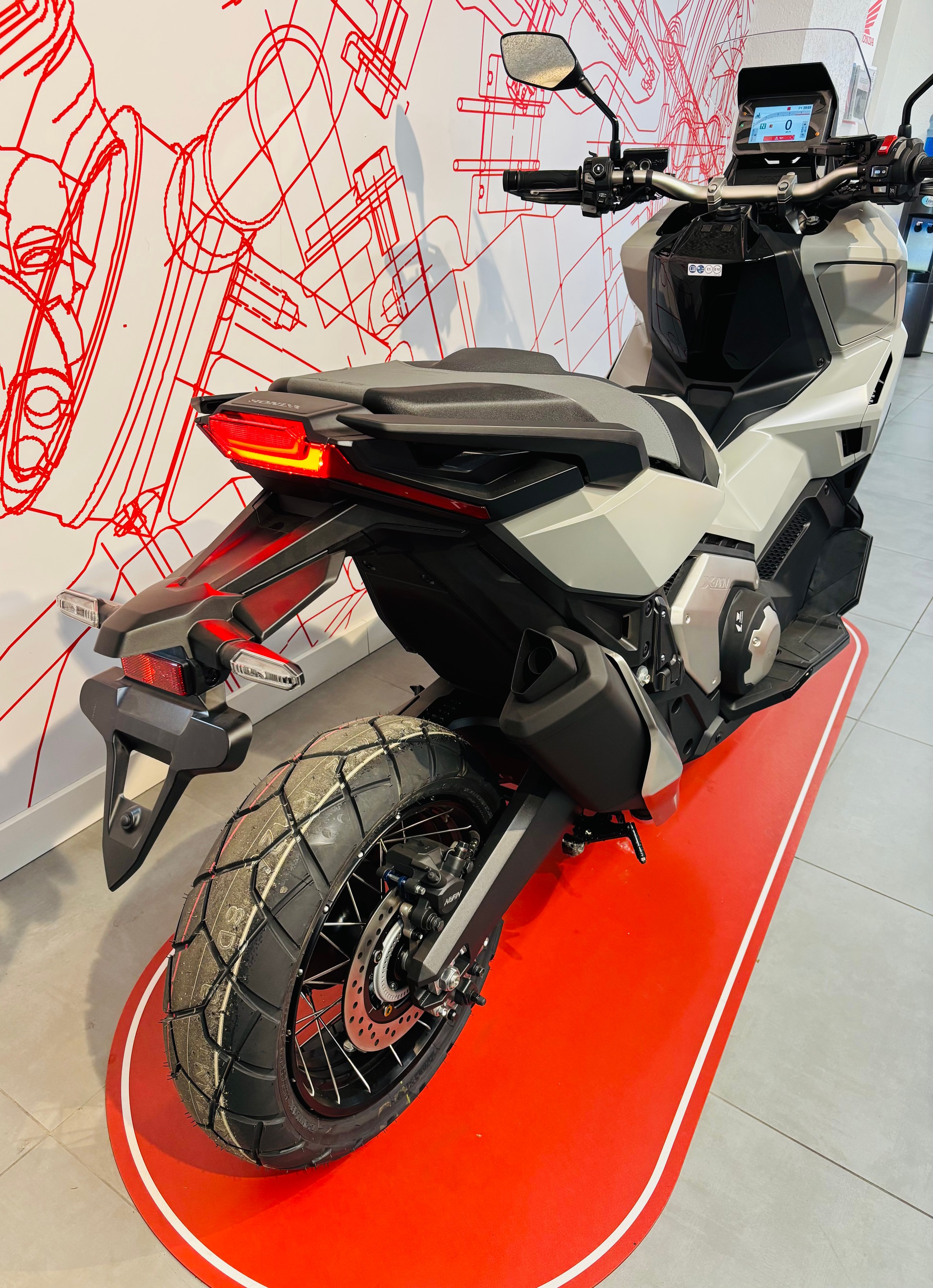 HONDA X-ADV 750-image-4