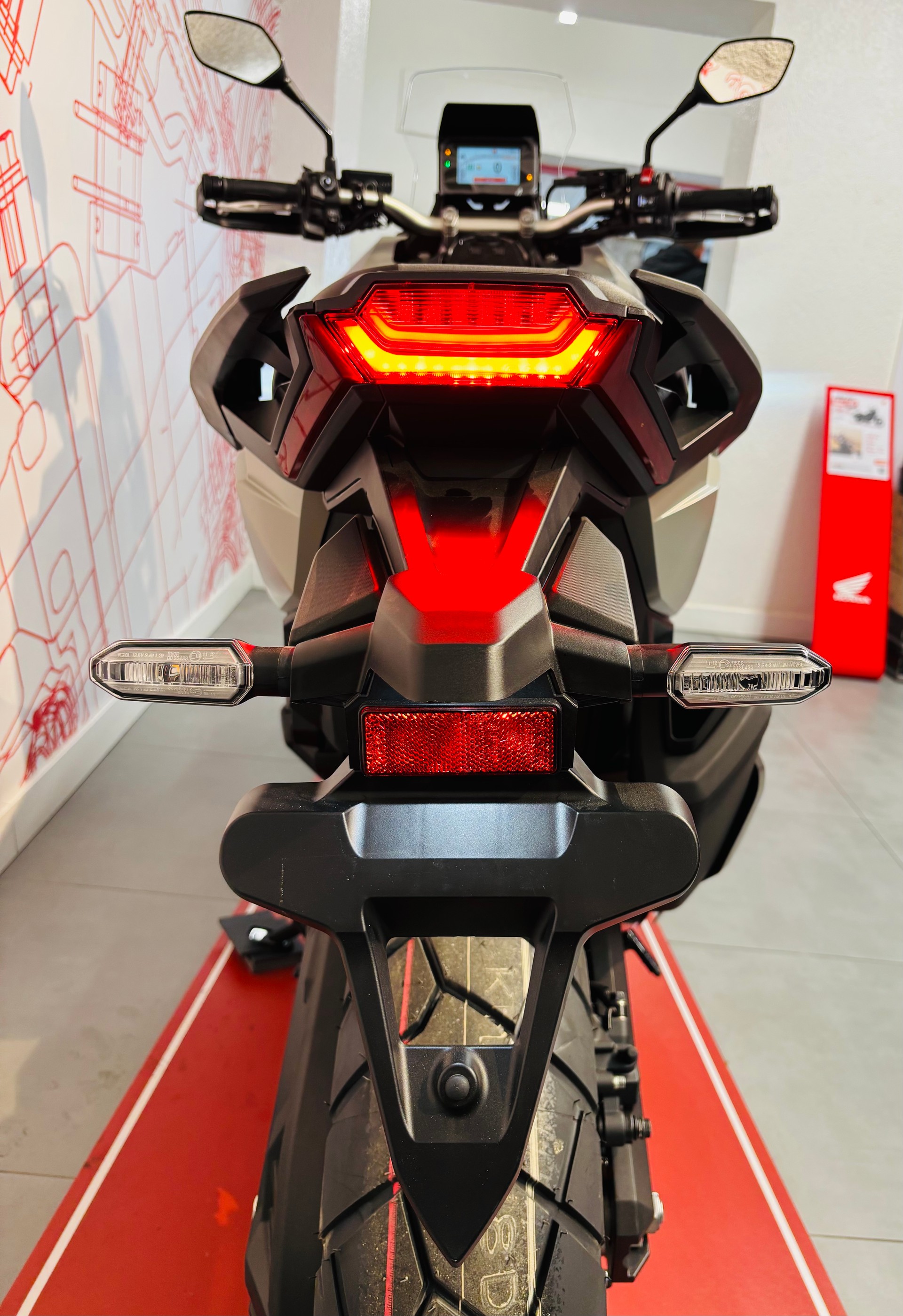 HONDA X-ADV 750-image-9