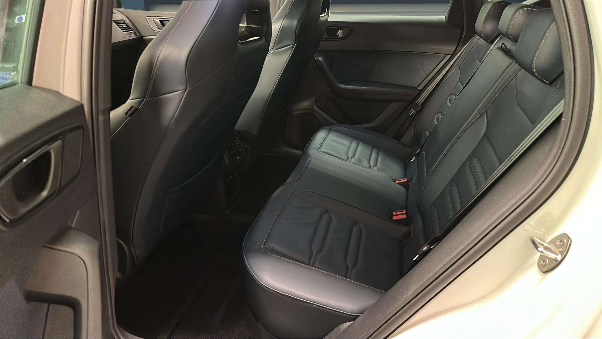 CUPRA Ateca 2.0TSI 4Drive DSG mit AHK + Panoramadach + Beats Soundsystem-image-13