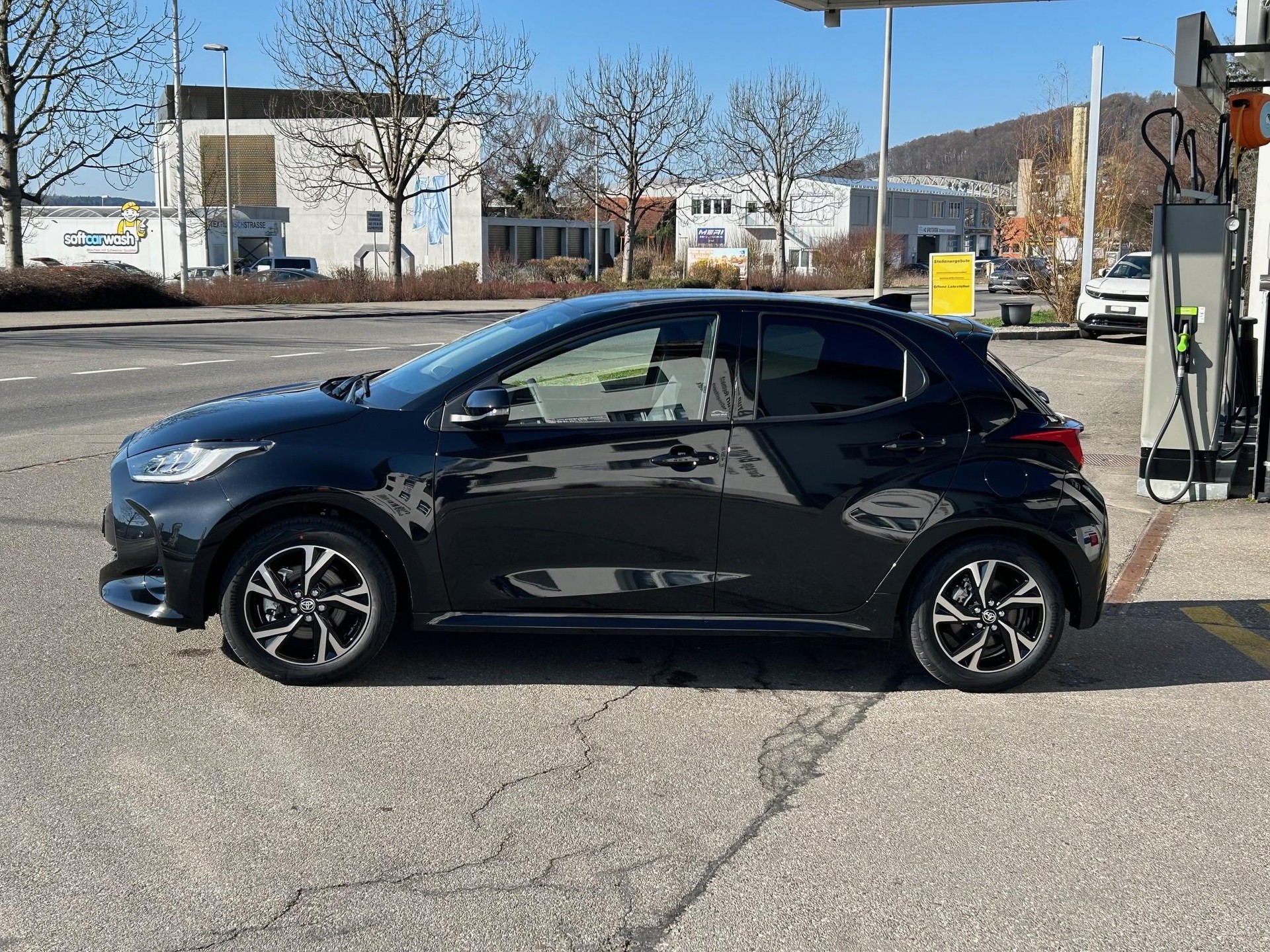 TOYOTA Yaris 1.5 VVT-i HSD Trend-image-1