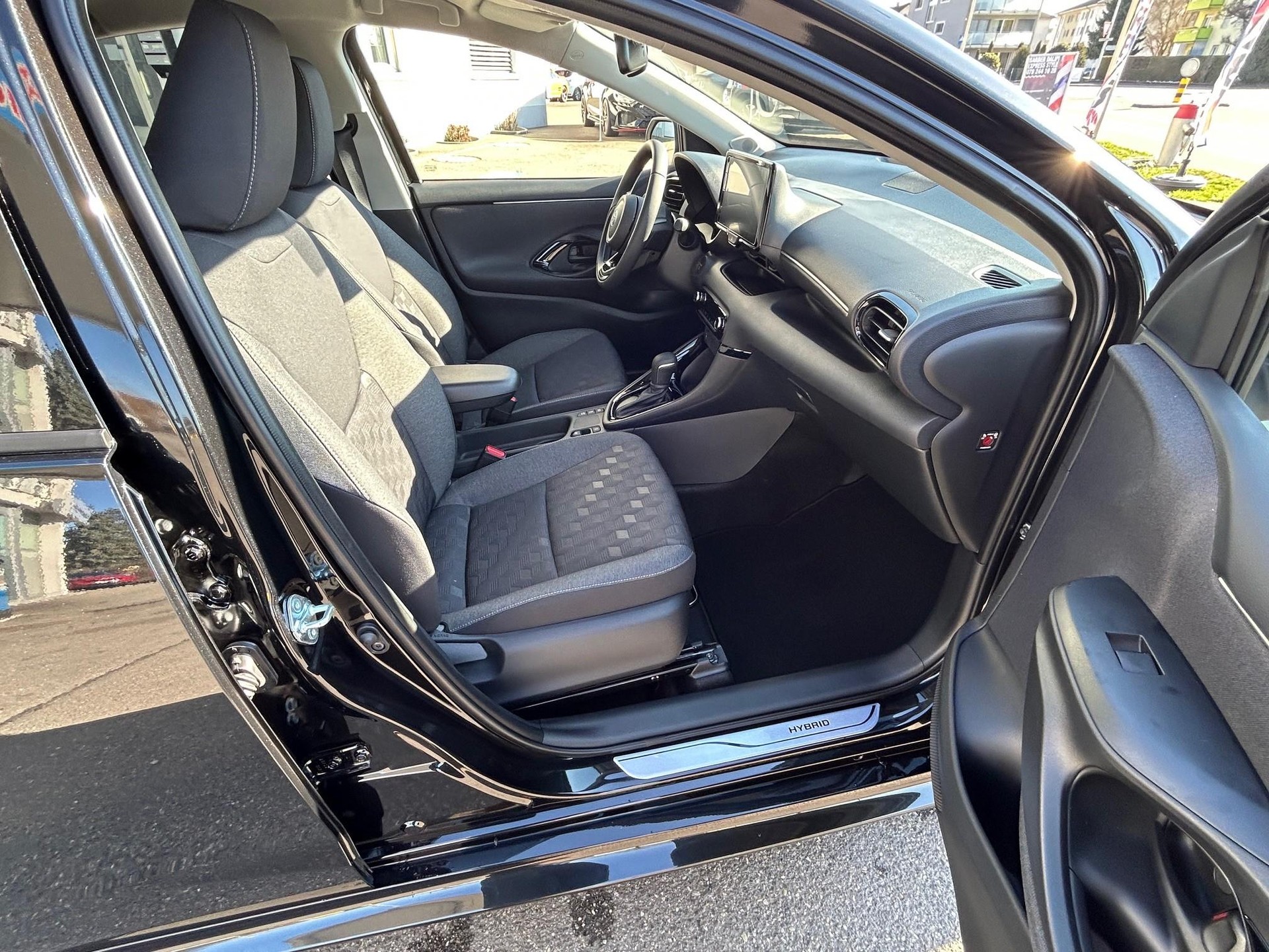 TOYOTA Yaris 1.5 VVT-i HSD Trend-image-15