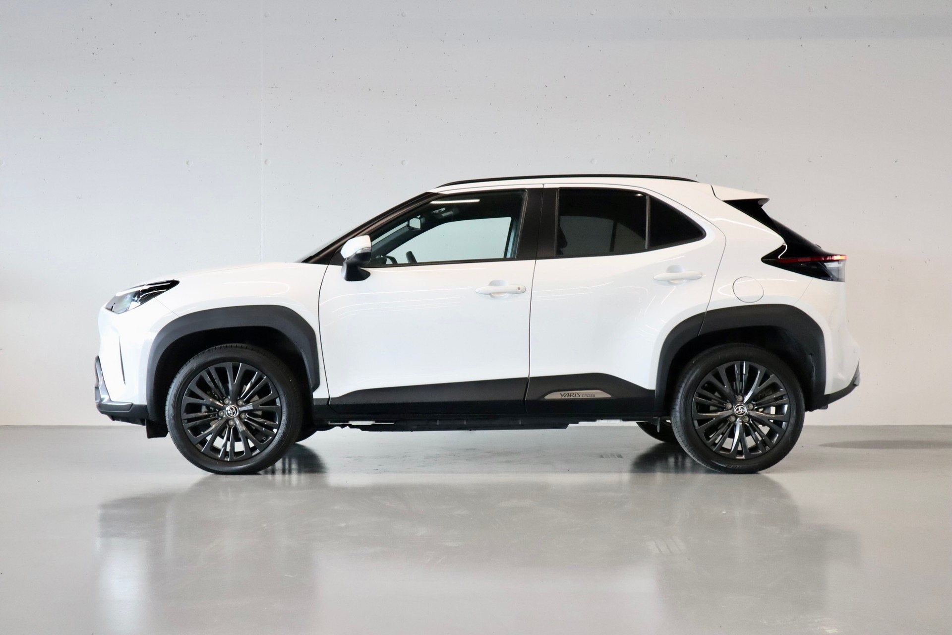 TOYOTA Yaris Cross 1.5 Adventure e-CVT AWDi | HEAD-UP DISPLAY | SITZHEIZUNG | JBL SOUNDSYSTEM-showroom-element-2