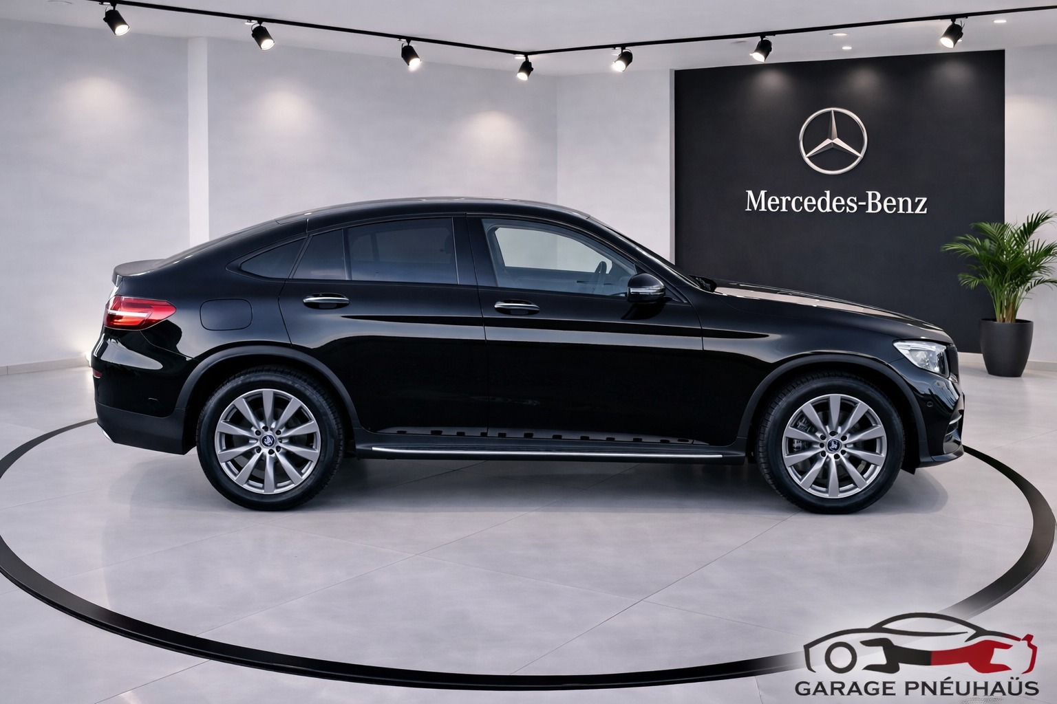 MERCEDES-BENZ GLC Coupé 300 AMG Line 4Matic 9G-Tronic-image-4