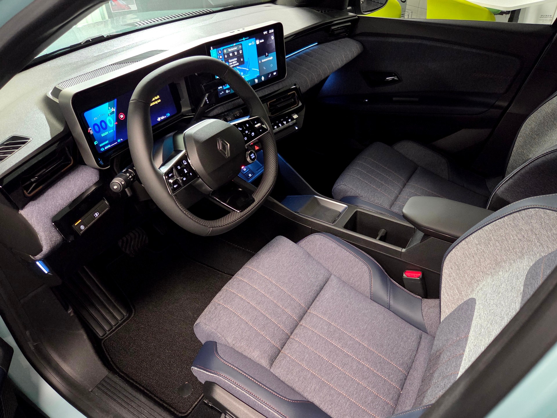 RENAULT R4 E-Tech Comfort Range techno-image-3
