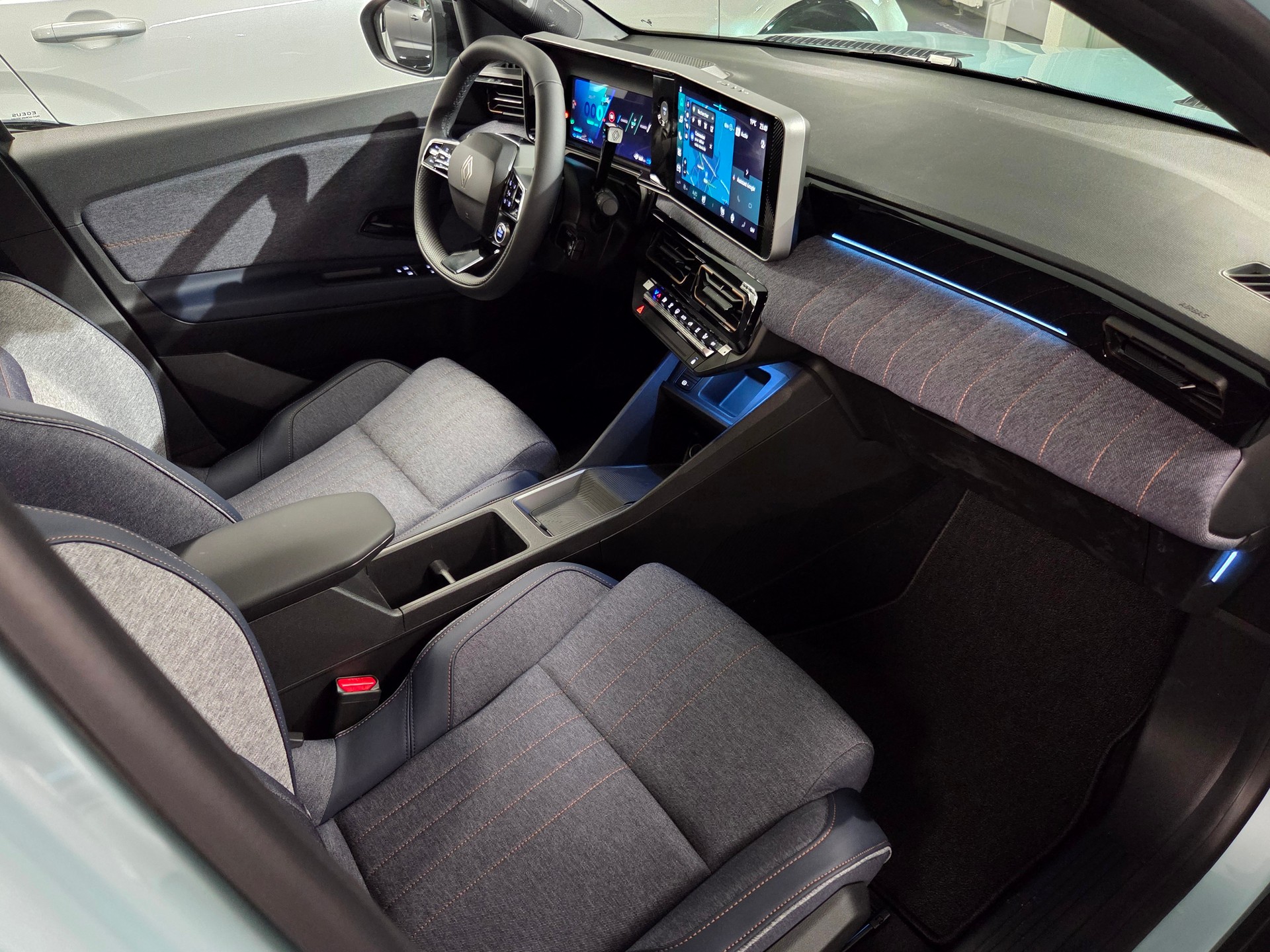 RENAULT R4 E-Tech Comfort Range techno-image-7