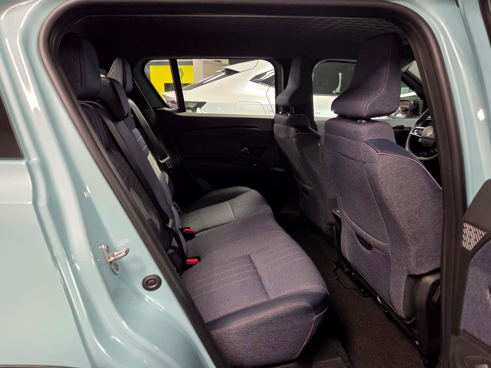 RENAULT R4 E-Tech Comfort Range techno-image-18