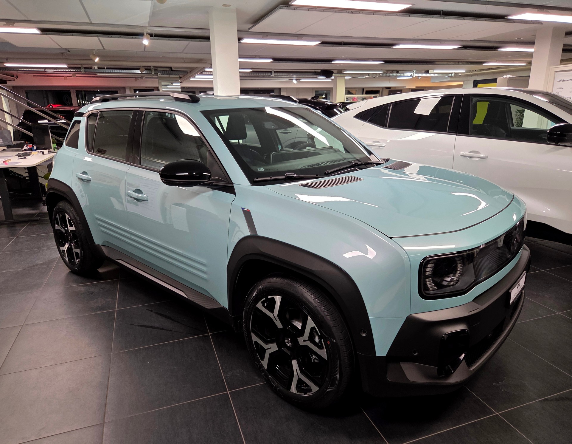 RENAULT R4 E-Tech Comfort Range techno-image-16