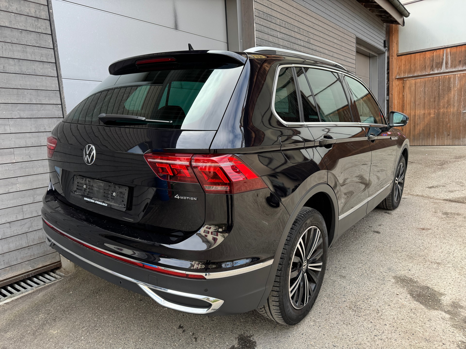 VW Tiguan 2.0 TDI SCR Elegance 4Motion DSG-image-4