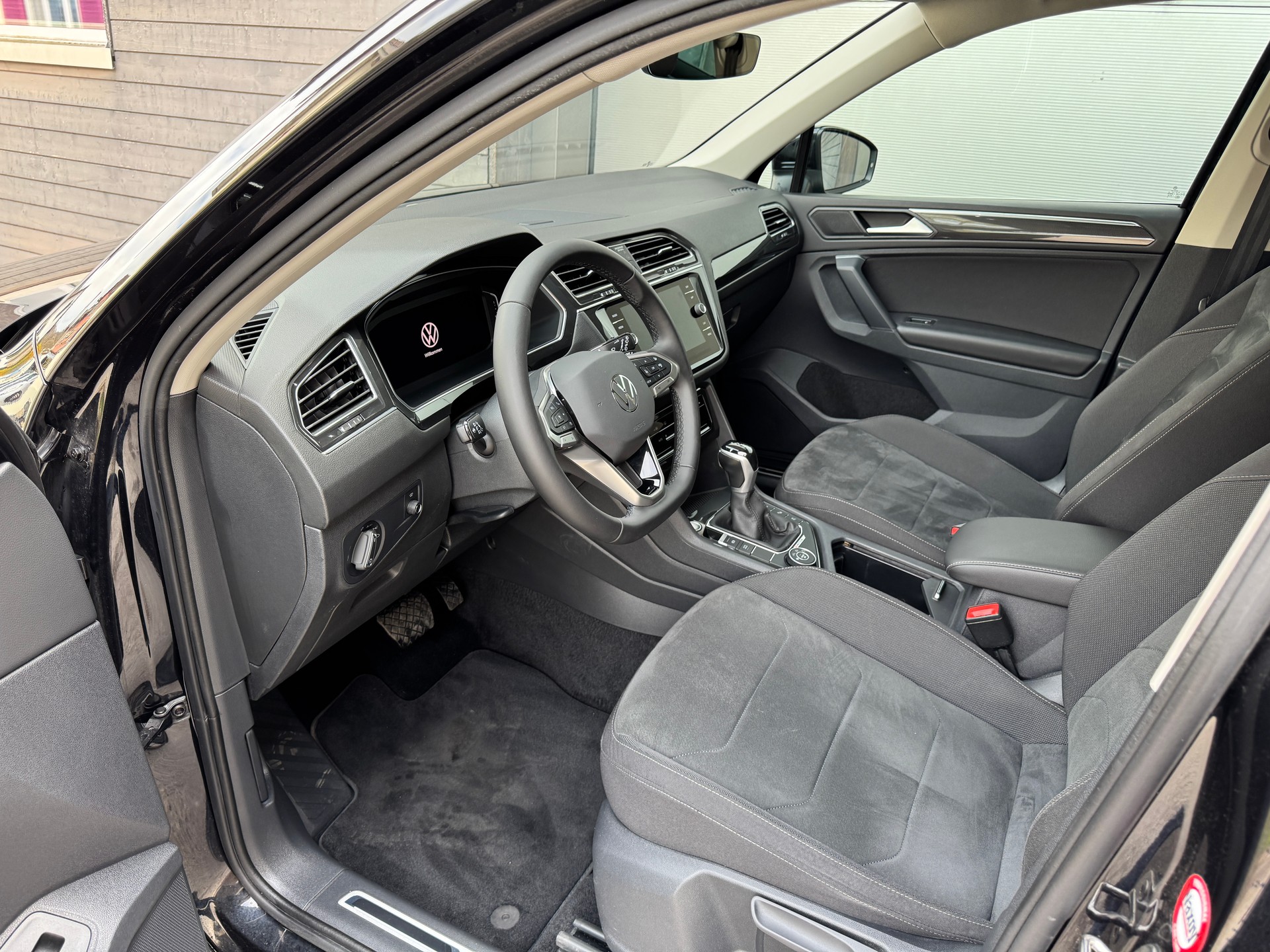 VW Tiguan 2.0 TDI SCR Elegance 4Motion DSG-image-11