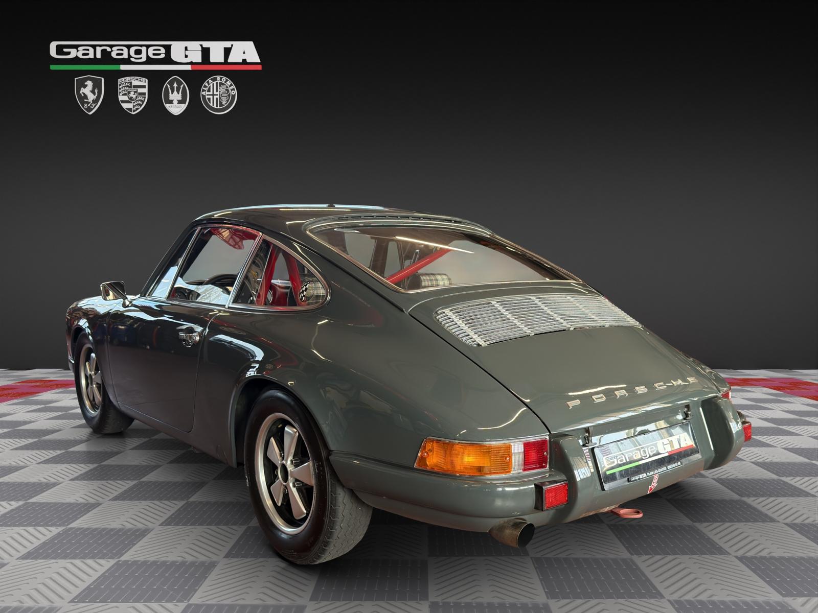PORSCHE T-showroom-element-2
