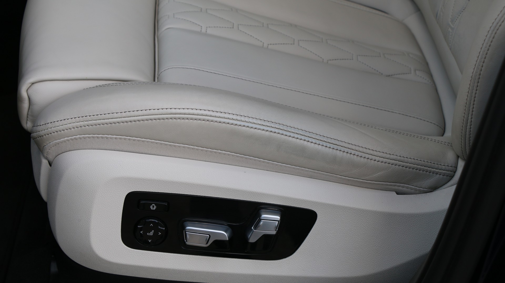 BMW X5 xDrive M50i-image-25