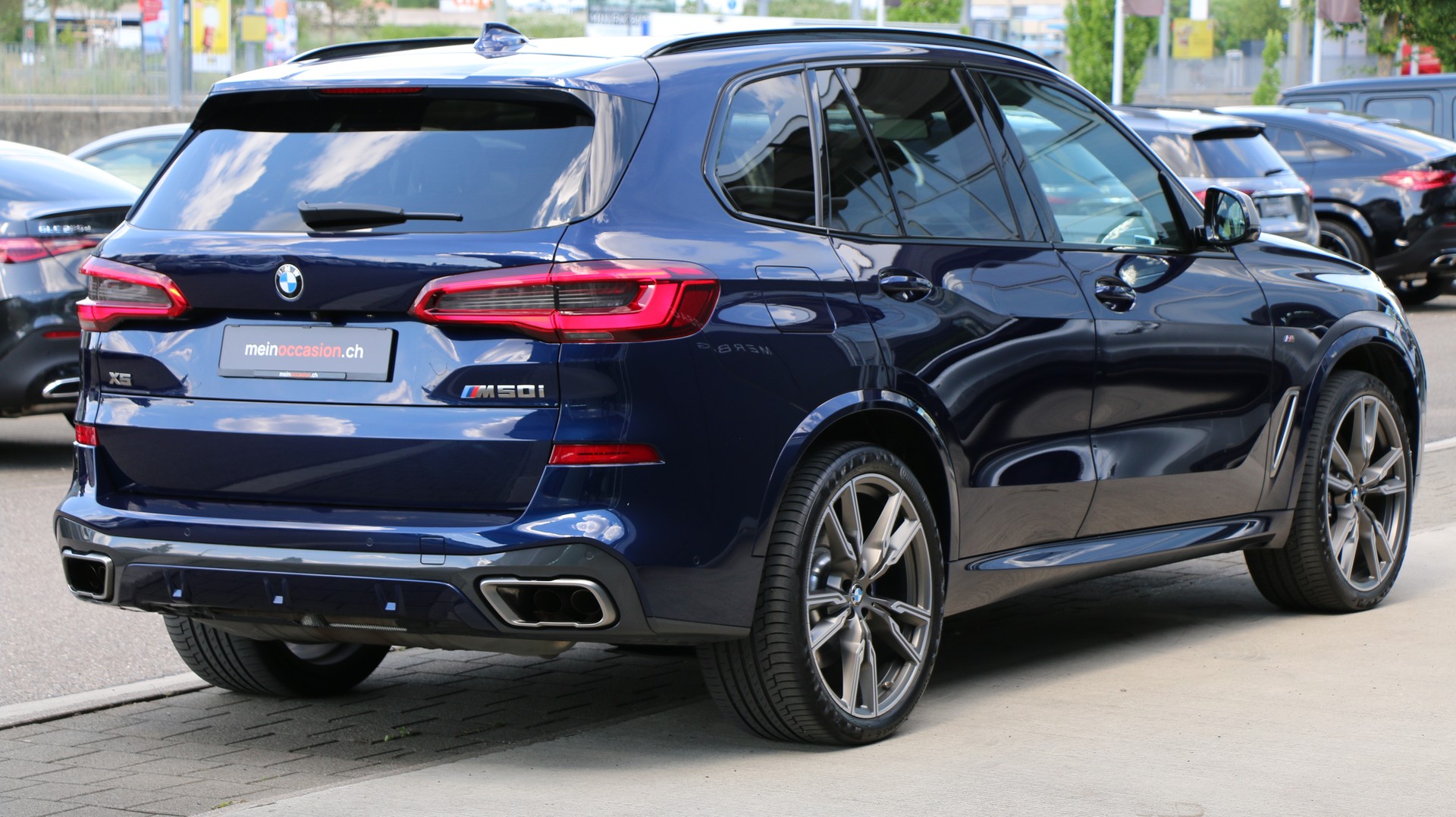 BMW X5 xDrive M50i-image-6