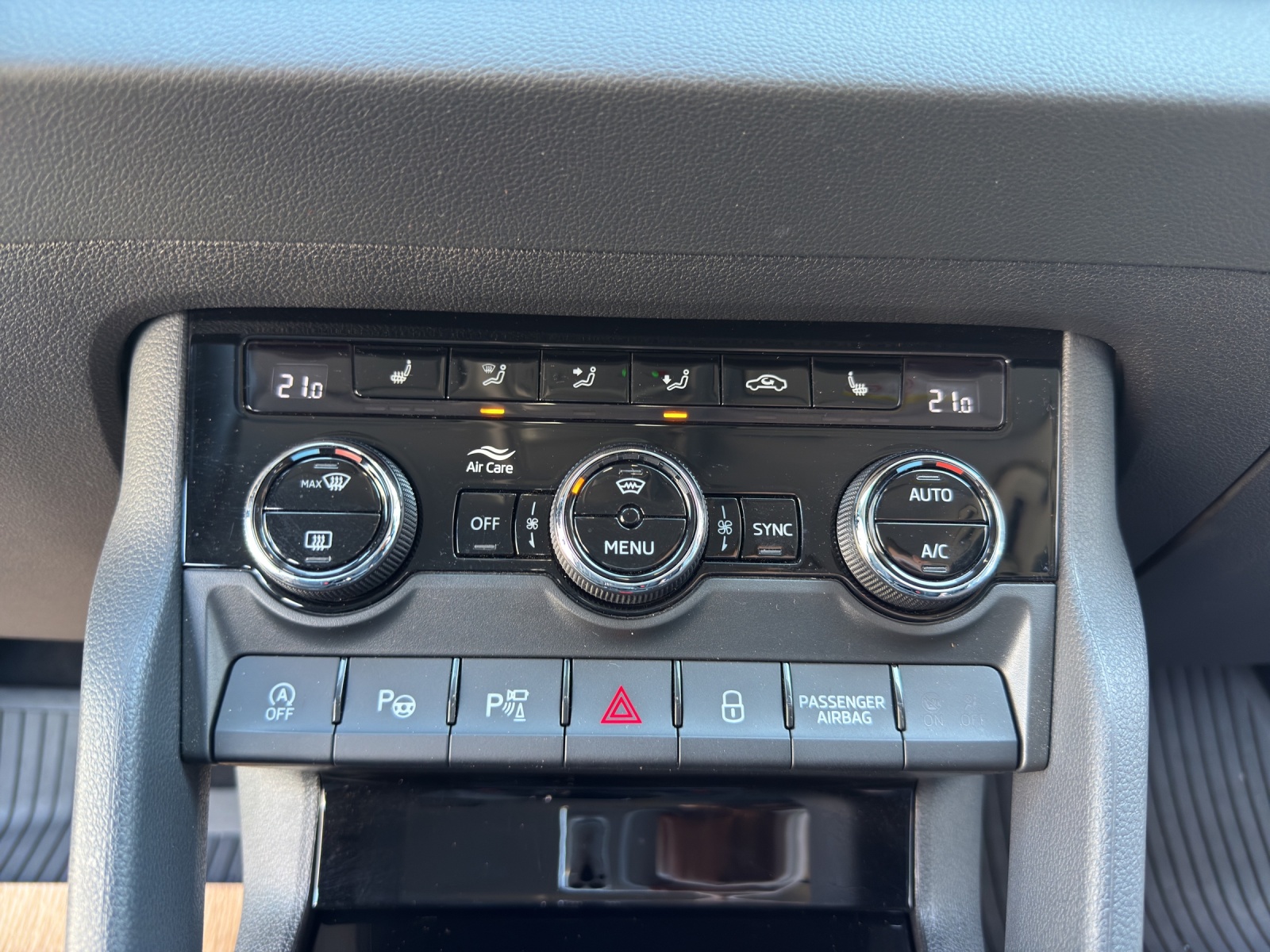 SKODA Karoq 2.0 TDI CR Style 4x4 DSG-image-15