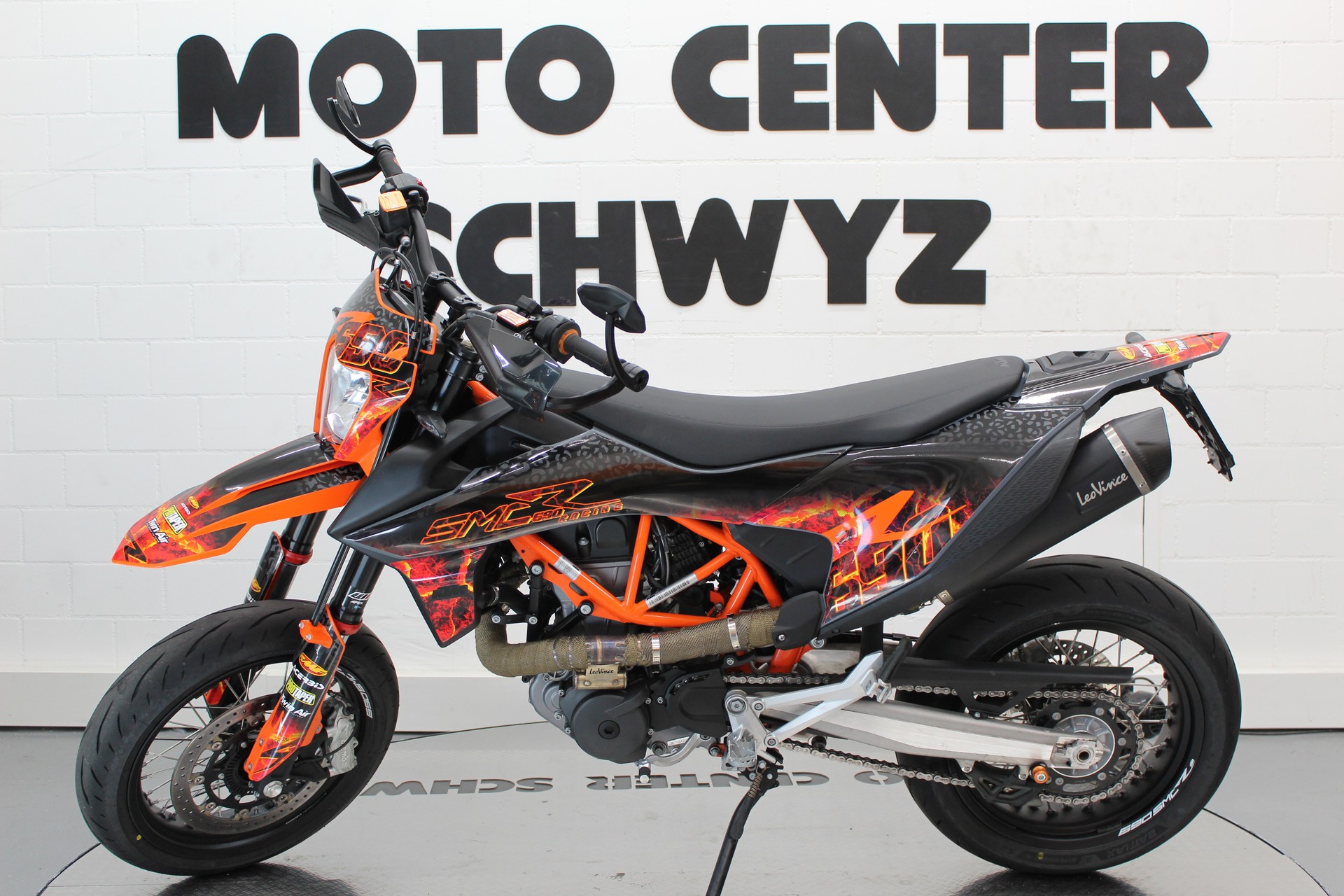 KTM 690 SMC R-showroom-element-3