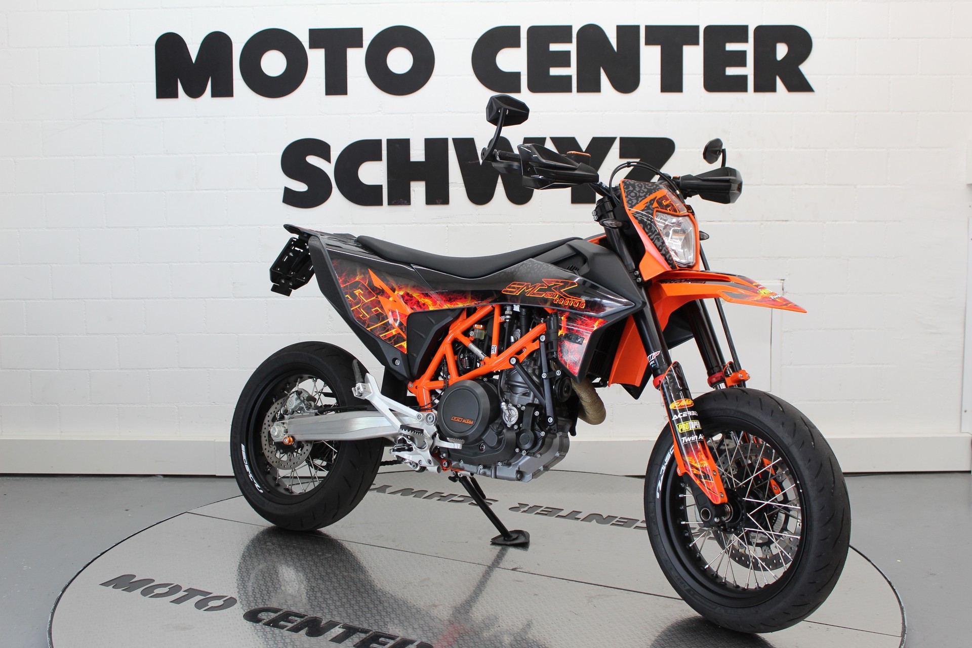 KTM 690 SMC R-showroom-element-1