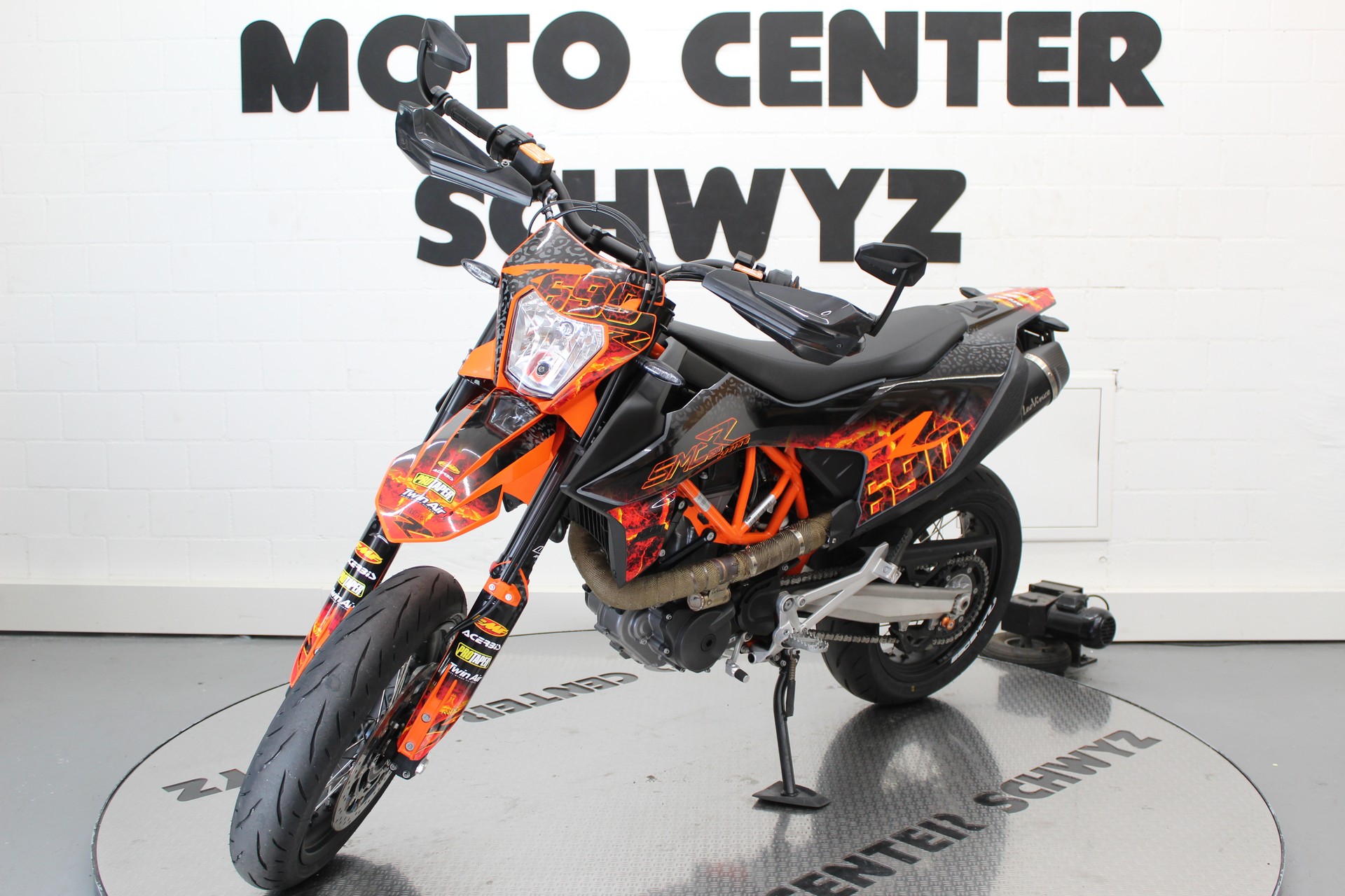 KTM 690 SMC R-showroom-element-2