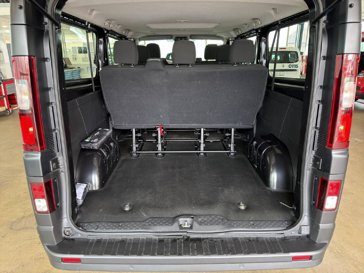 RENAULT Trafic Grand Passenger 2.0 dCi Blue 150 evolution-image-12