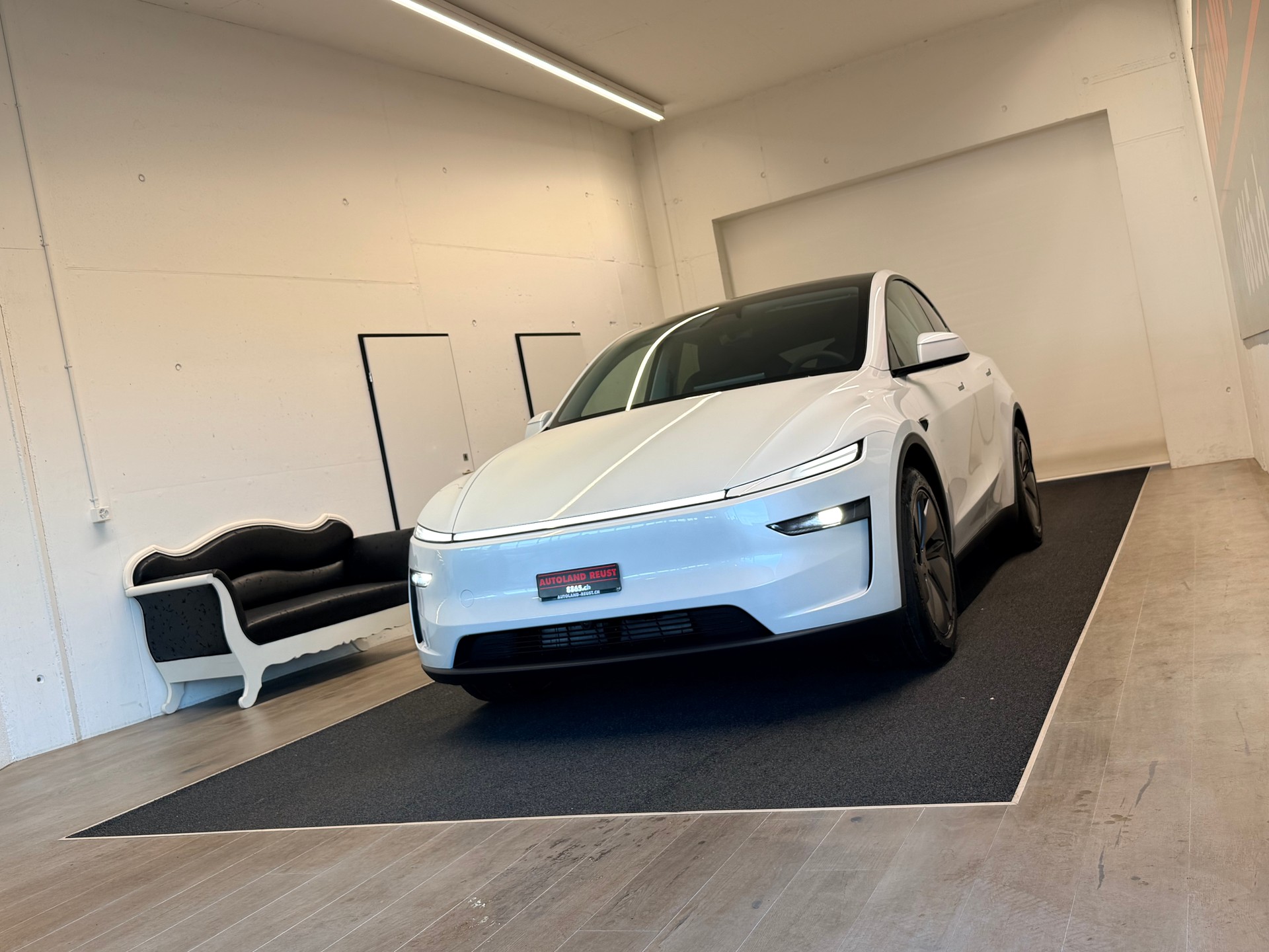 TESLA Model Y Long Range Premium AWD-showroom-element-2