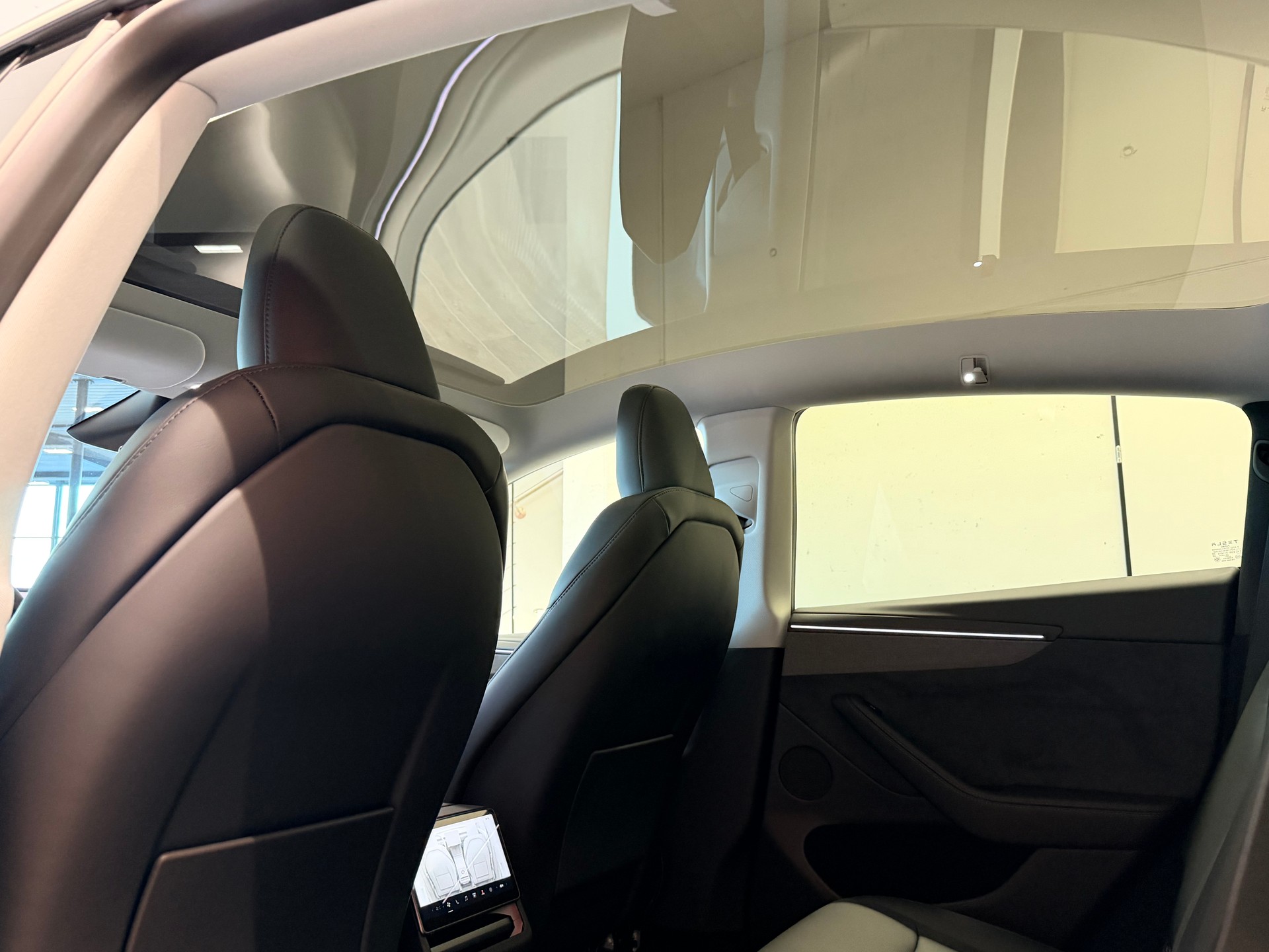 TESLA Model Y Long Range Premium AWD-image-14