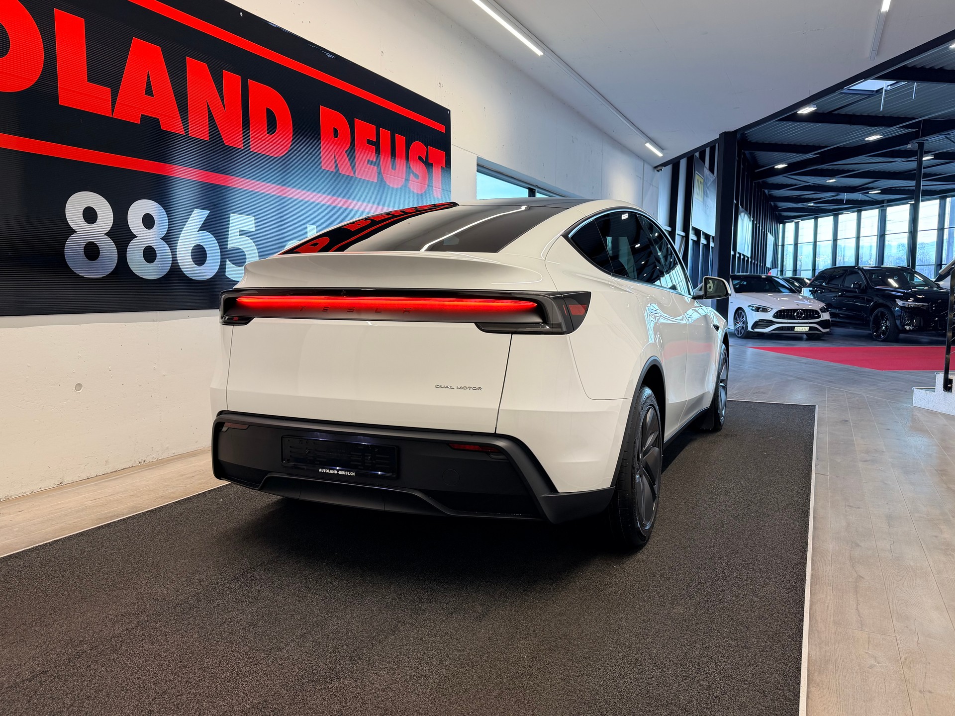 TESLA Model Y Long Range Premium AWD-image-5