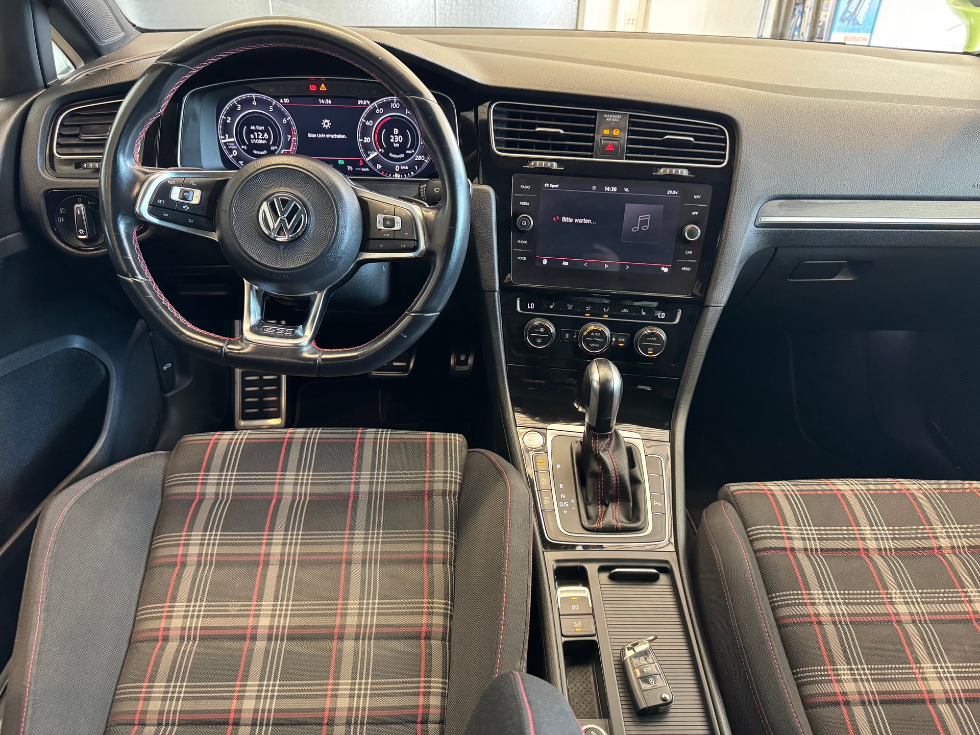 VW Golf 2.0 TSI GTI Performance DSG-image-2