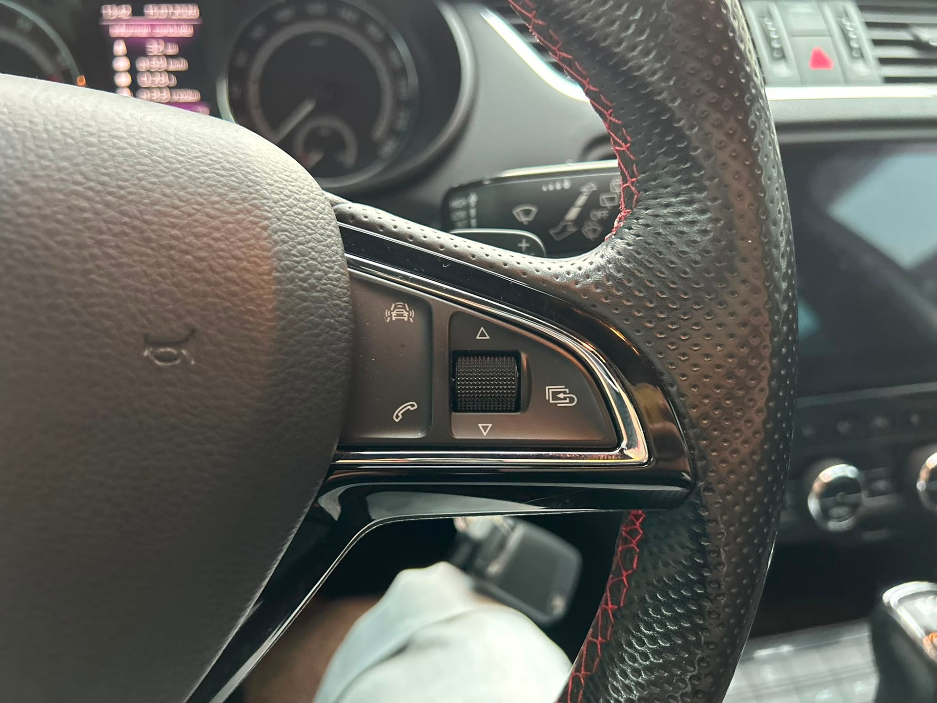 SKODA Octavia Combi 2.0 TSI RS DSG-image-11