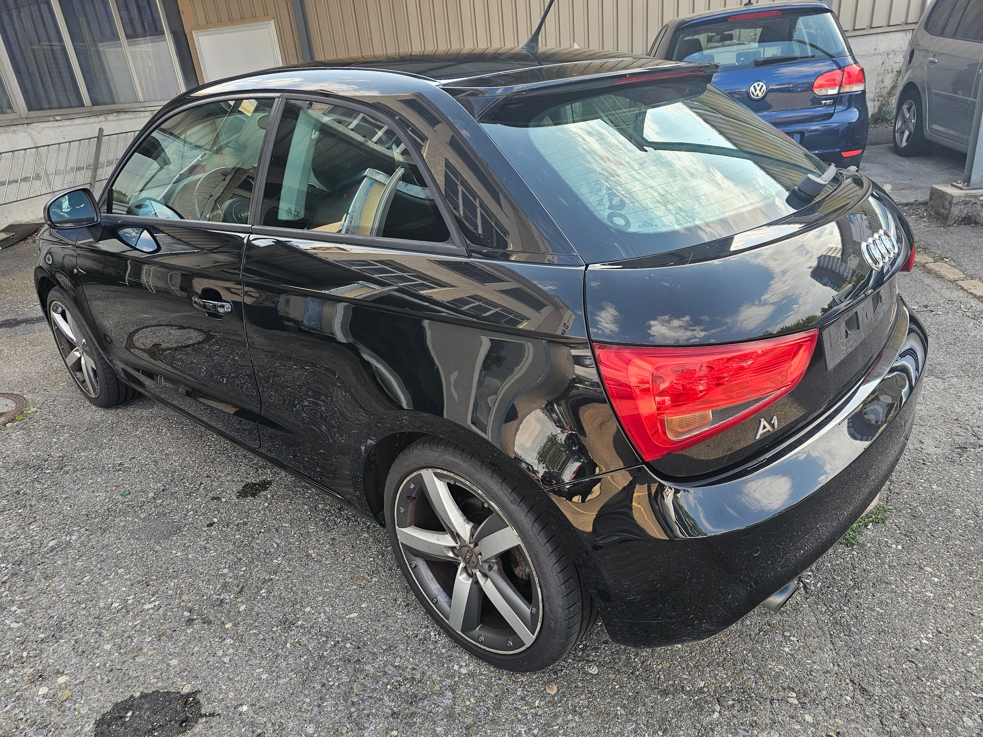 AUDI A1 1.6 TDI Attraction-image-4