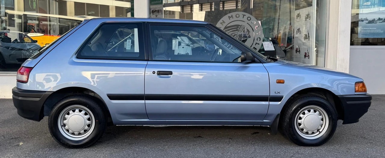 MAZDA 323 1.6i LX *Neuwagen*-showroom-element-1