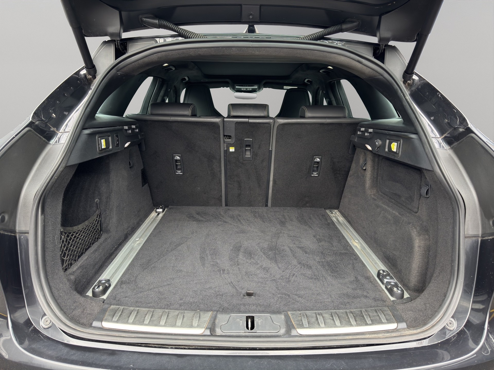 JAGUAR F-Pace 3.0 D I6 R-Dynamic HSE AWD-image-17