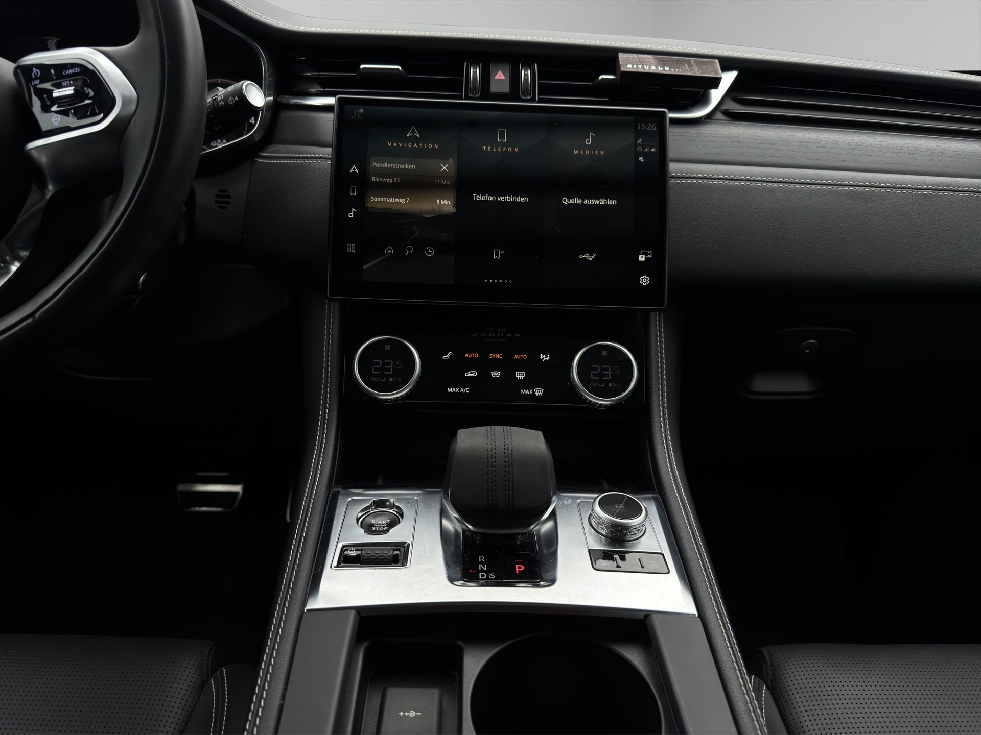 JAGUAR F-Pace 3.0 D I6 R-Dynamic HSE AWD-image-6