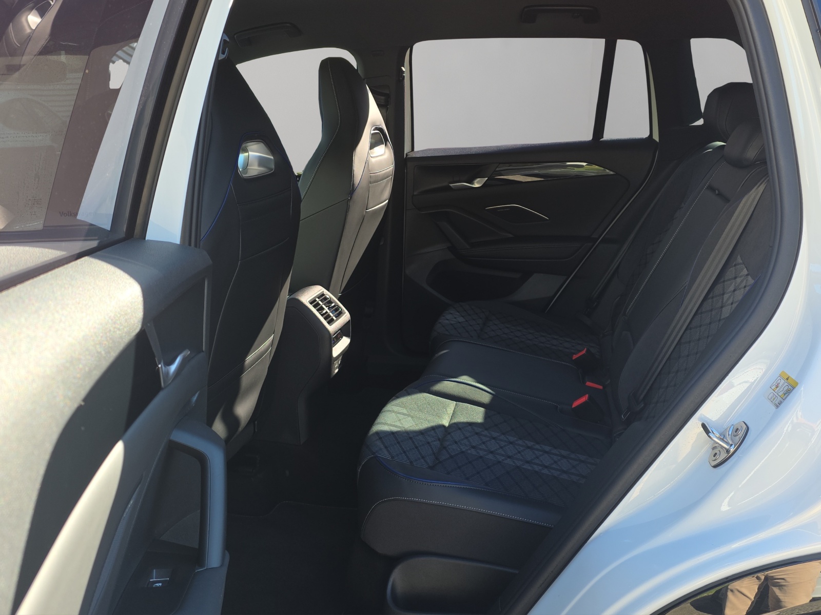 VW Tiguan 2.0 TDI SCR R-Line 4Motion DSG-image-8