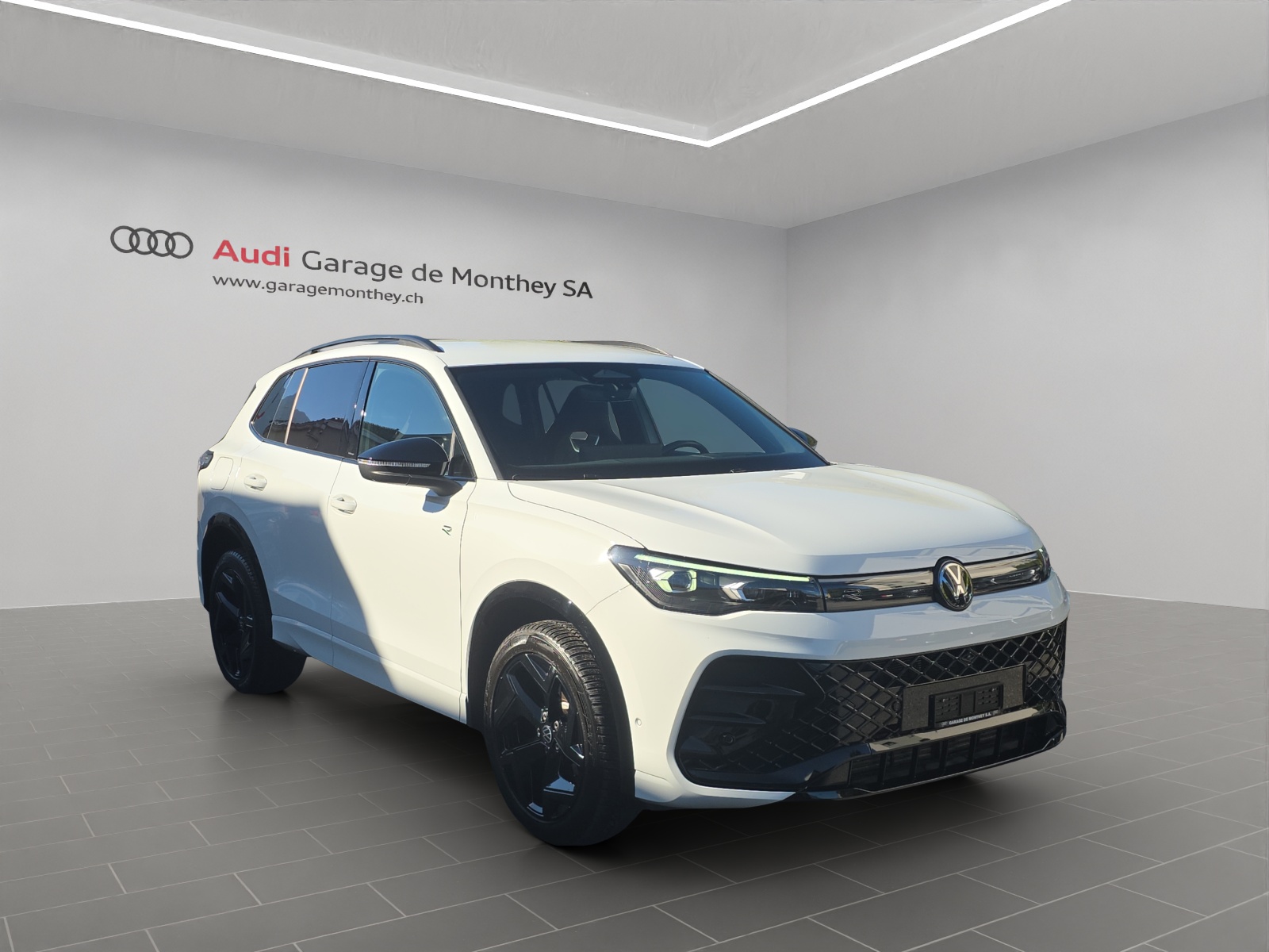 VW Tiguan 2.0 TDI SCR R-Line 4Motion DSG-image-2