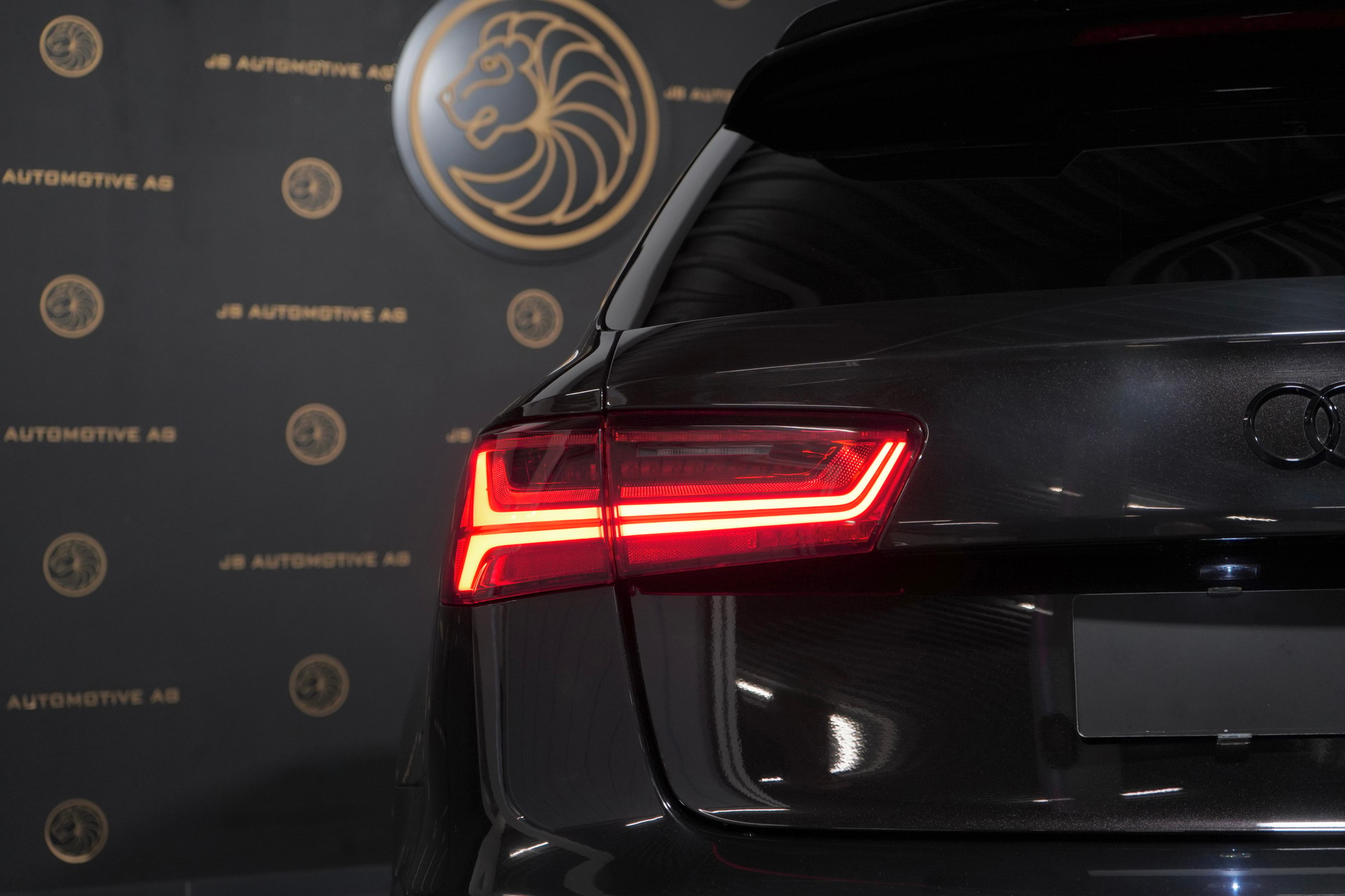 AUDI RS6 Avant 4.0 TFSI V8 performance quattro *Akrapovic Auspuffblenden, Spurassistent, Garantie 12Monate oder 20'000km, Bose*-image-15