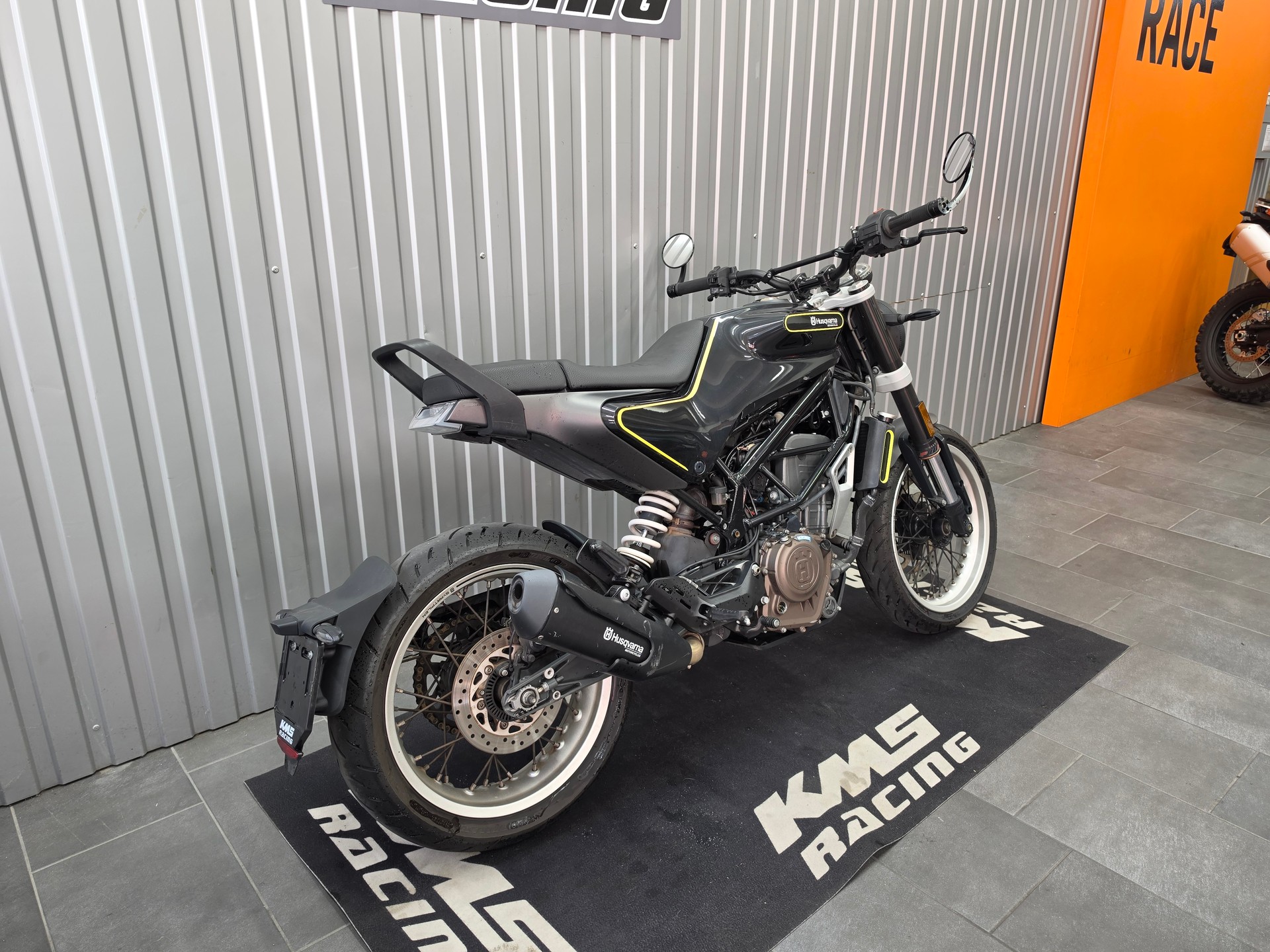 HUSQVARNA Svartpilen 401-image-5