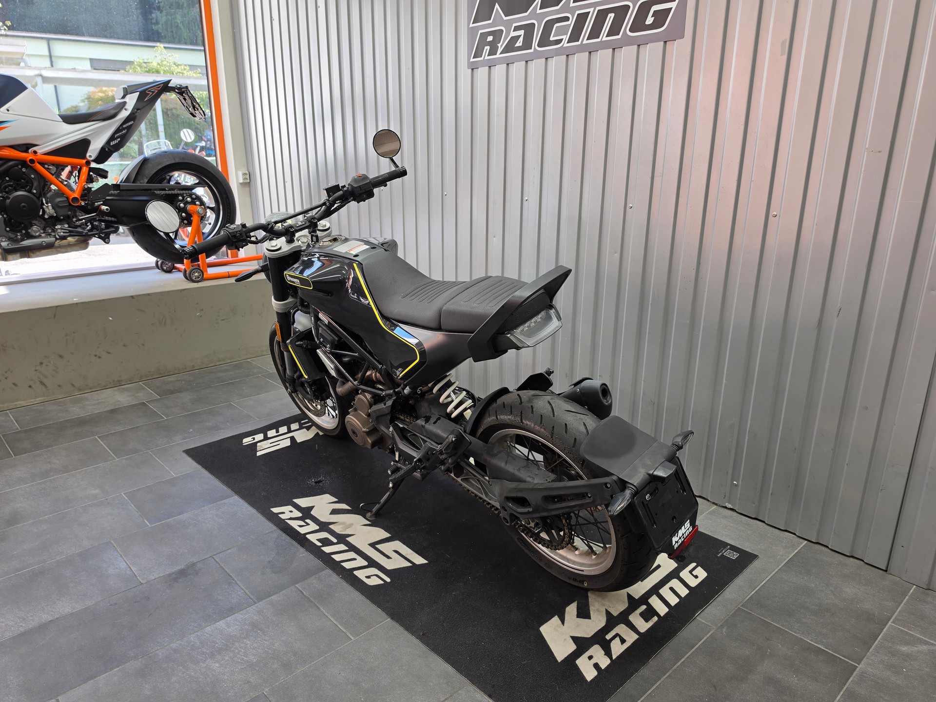 HUSQVARNA Svartpilen 401-image-3