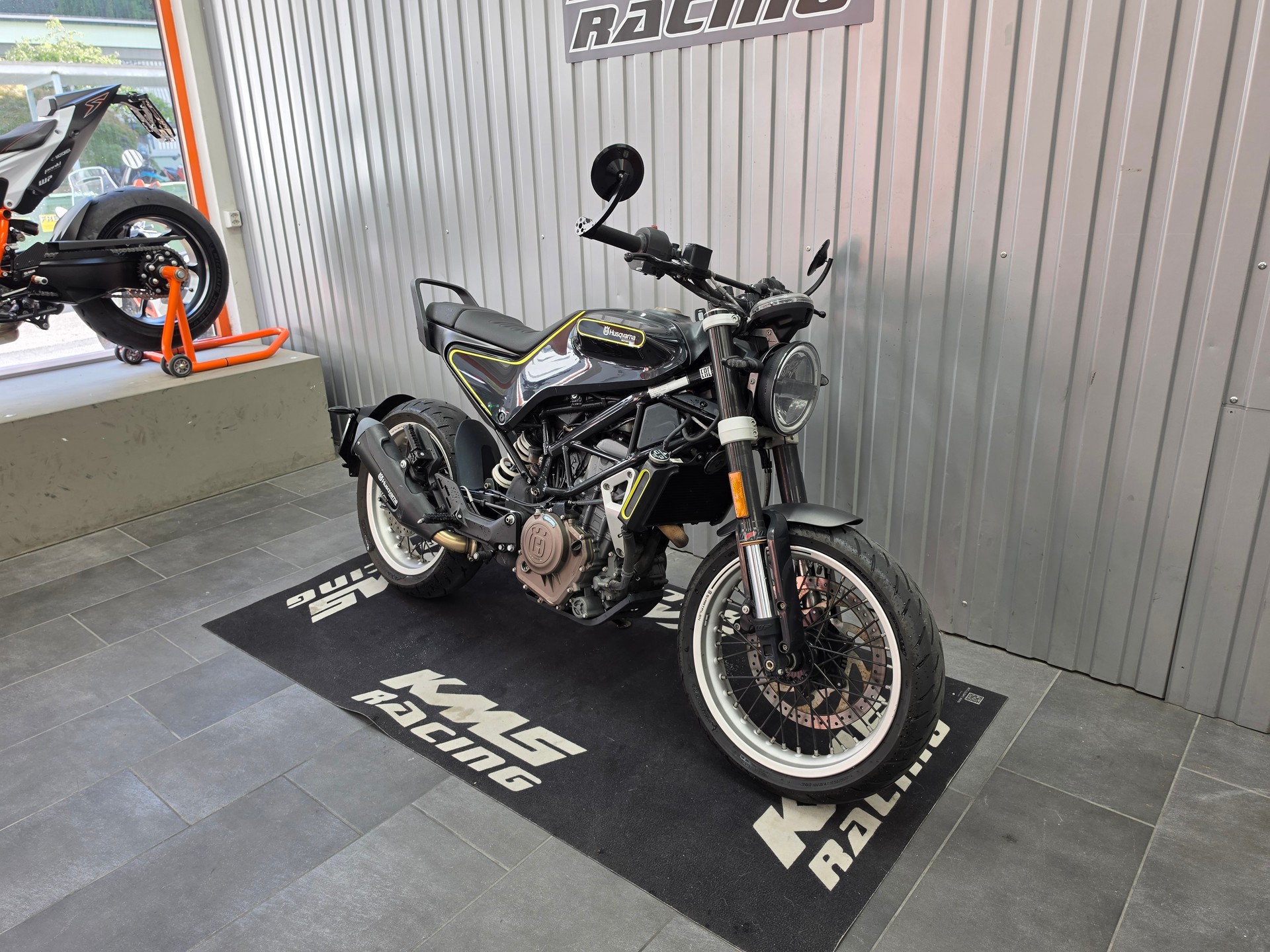HUSQVARNA Svartpilen 401-image-4
