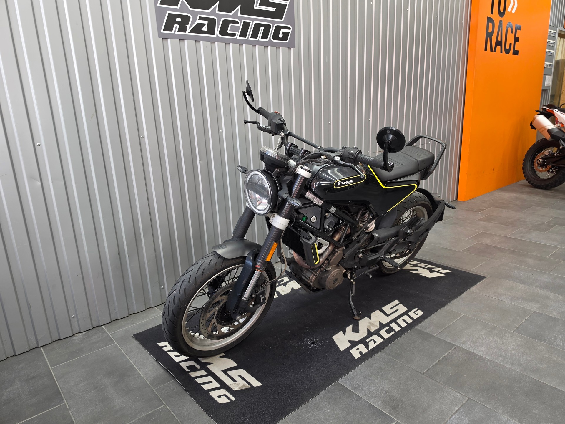 HUSQVARNA Svartpilen 401-image-2