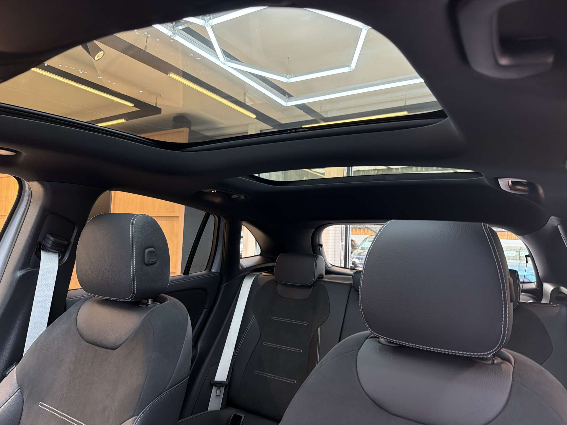 MERCEDES-BENZ GLA 250 4Matic AMG Line Advances Plus DCT-Automat-image-14