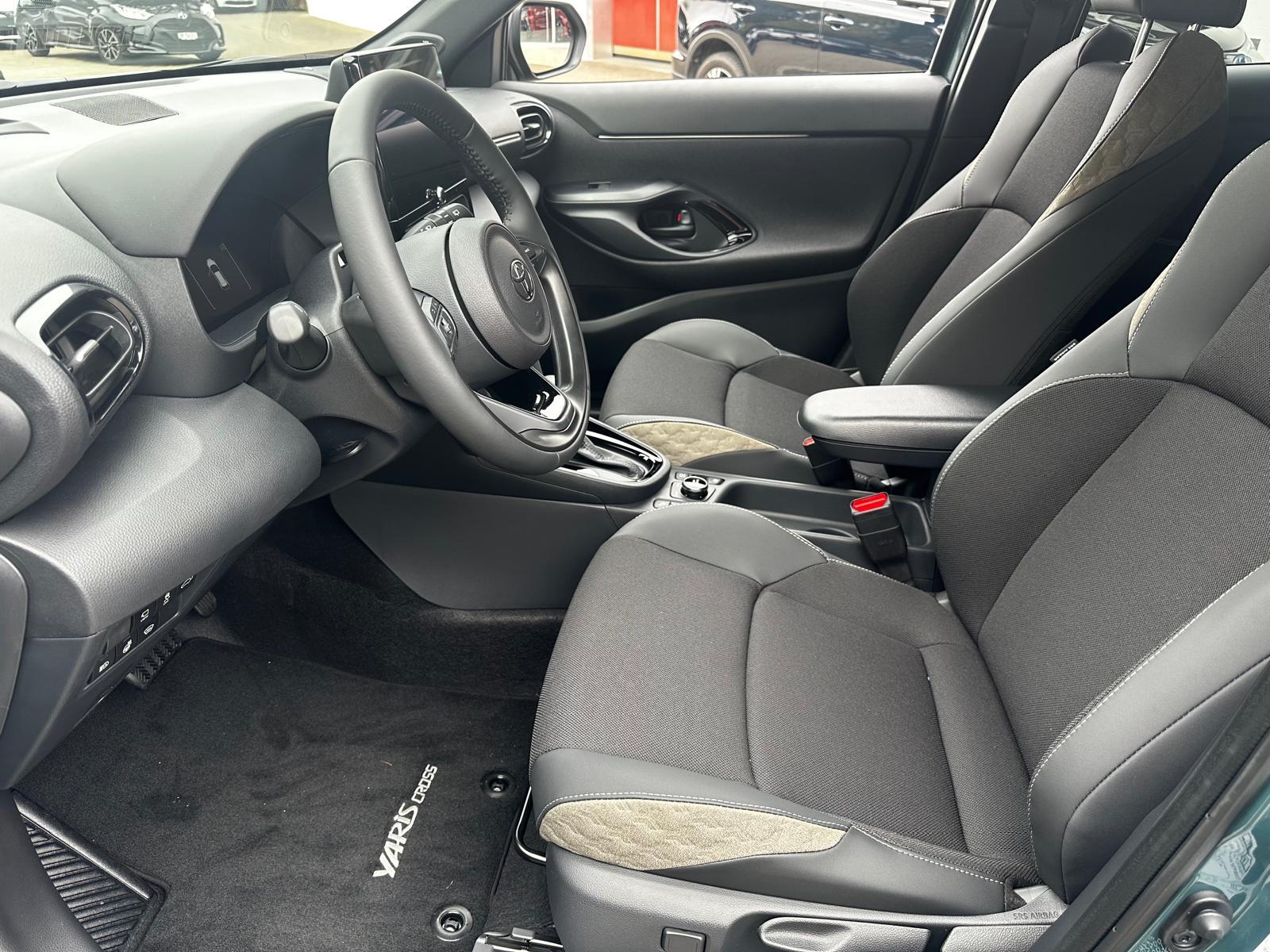 TOYOTA Yaris Cross 1.5 VVT-i HSD Premium AWD-i-image-8