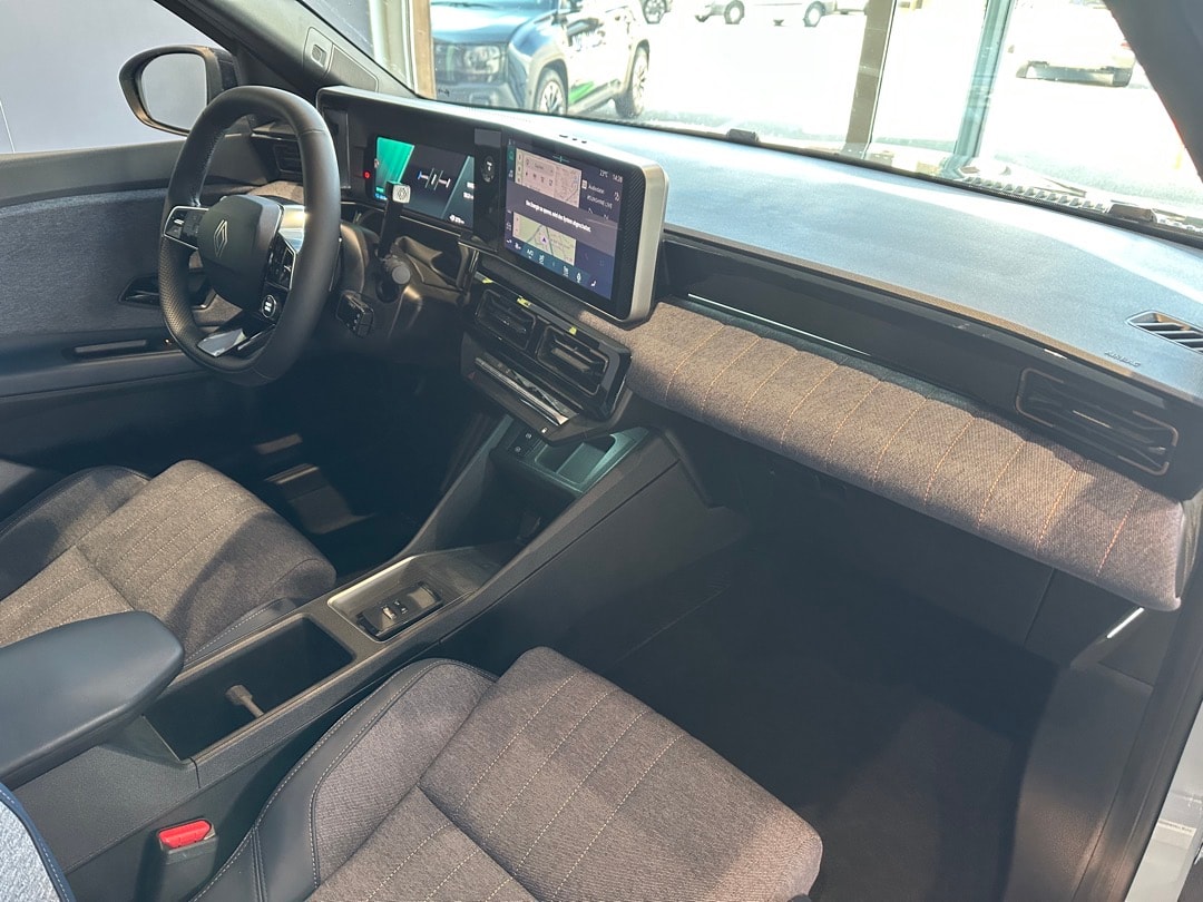 RENAULT R4 E-Tech Comfort Range 52 kWh Techno-image-11