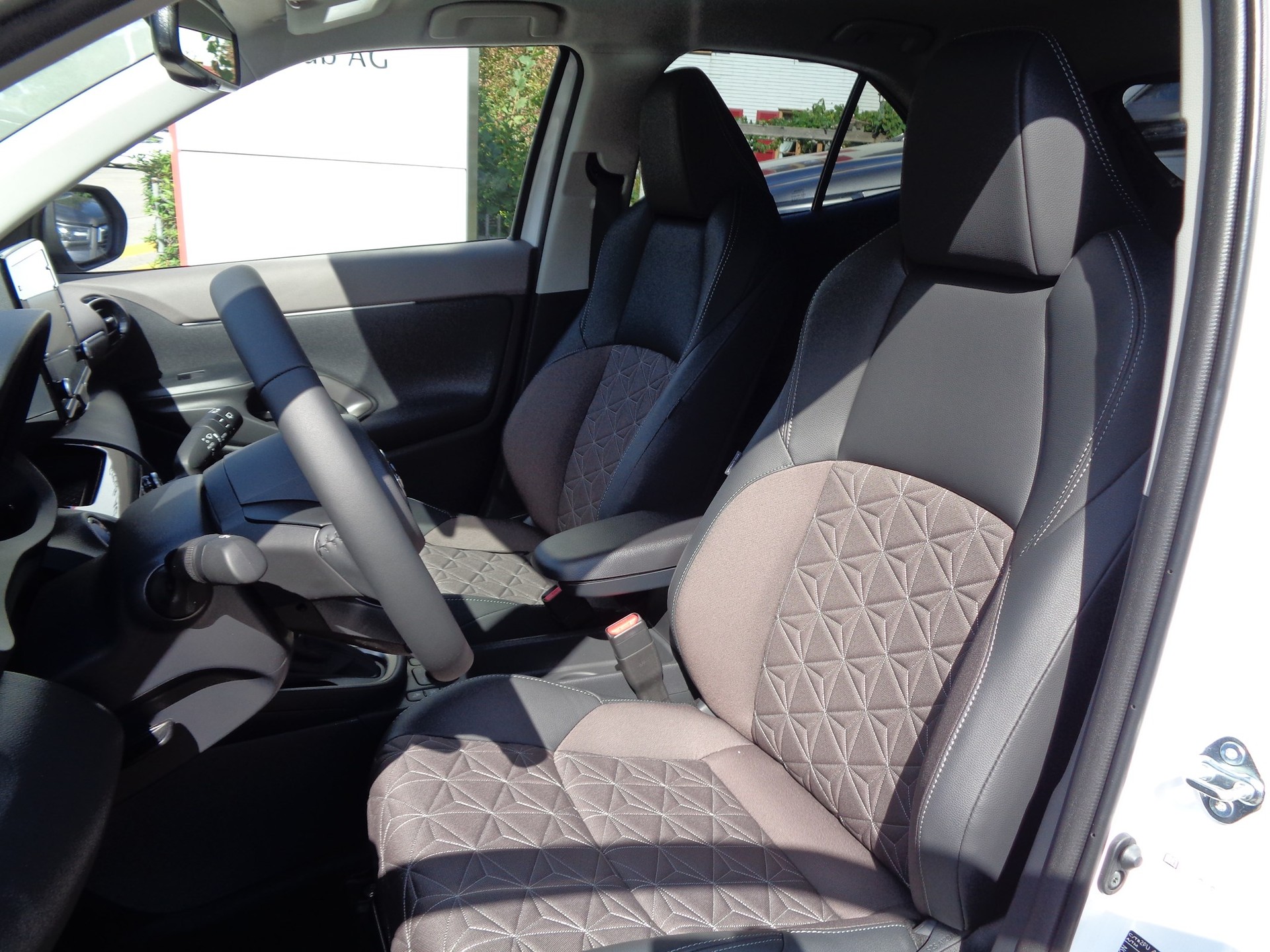 TOYOTA Yaris Cross 1.5 Elegant e-CVT AWDi-image-4