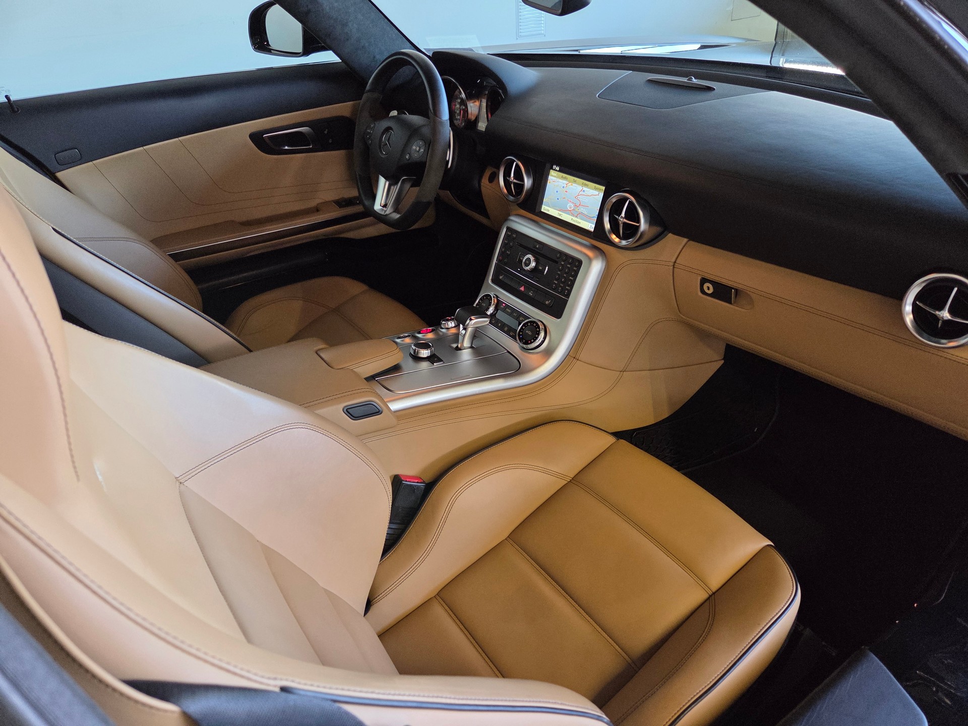 MERCEDES-BENZ SLS AMG Coupé-image-17