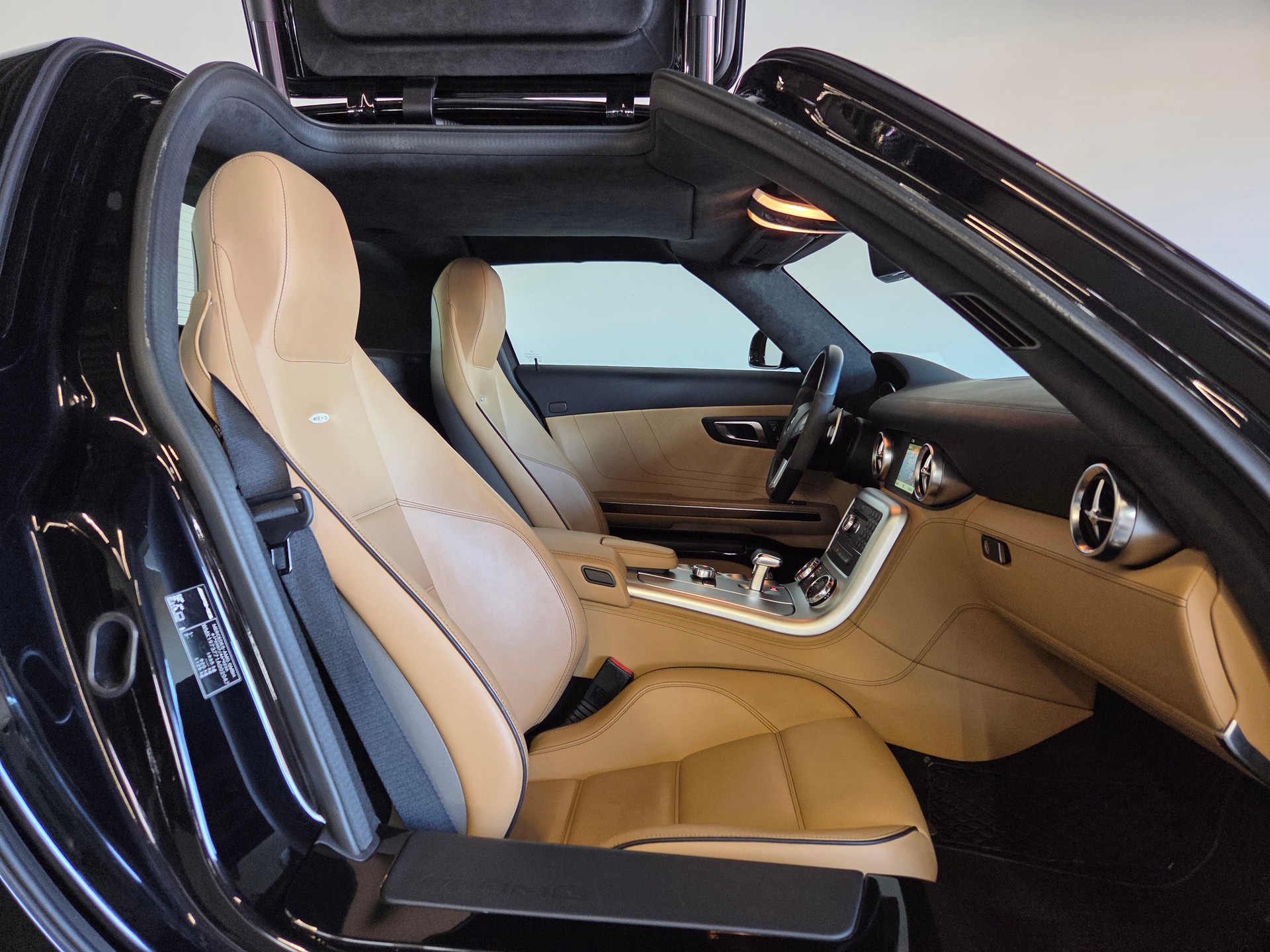 MERCEDES-BENZ SLS AMG Coupé-image-14