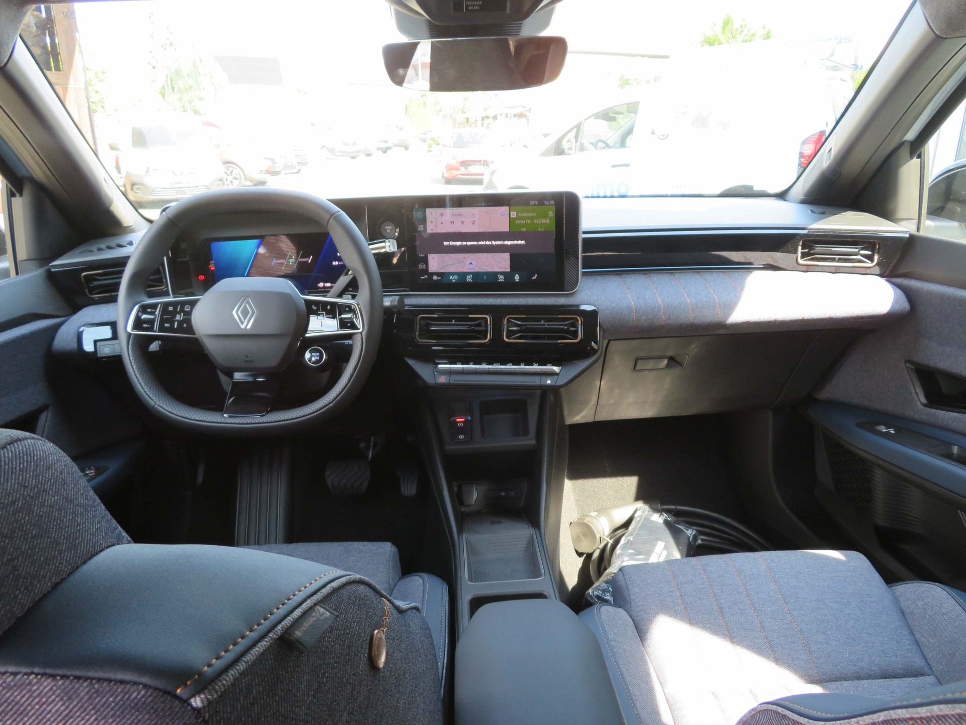 RENAULT R4 E-Tech Comfort Range techno-image-10